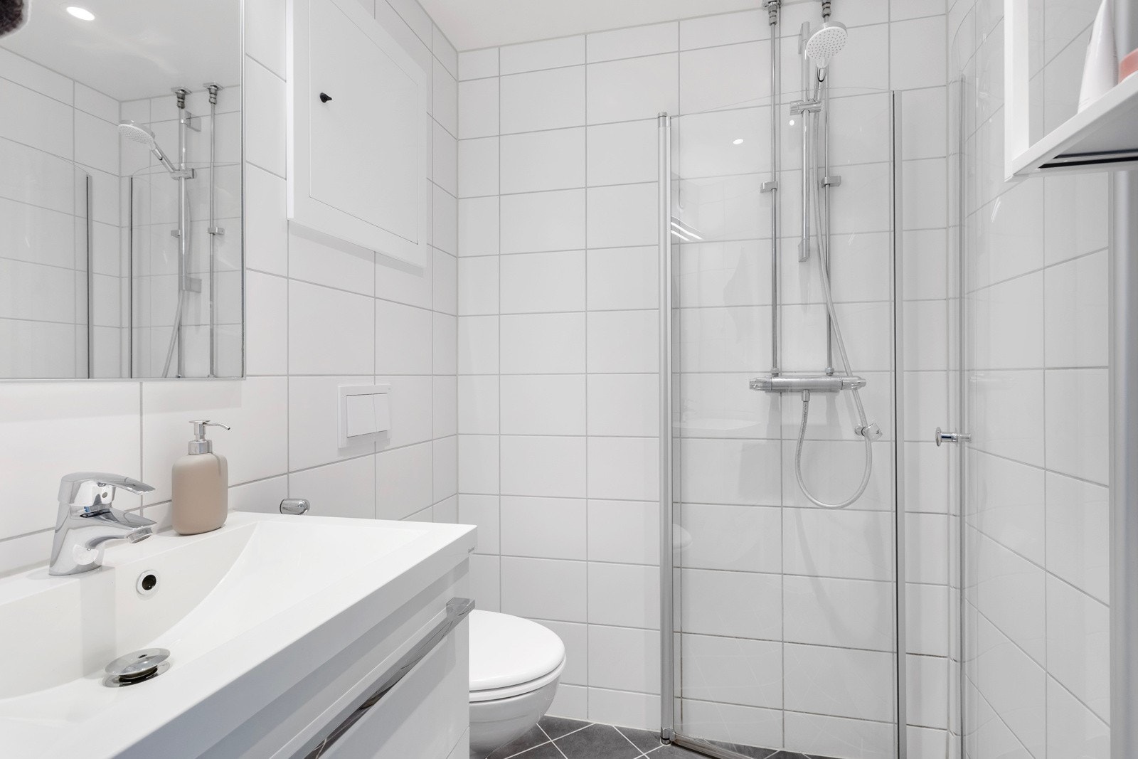 Meget pent flislagt baderom fra 2019 utført i regi av borettslaget! Her er det også praktisk opplegg for vaskemaskin. Galleribilde