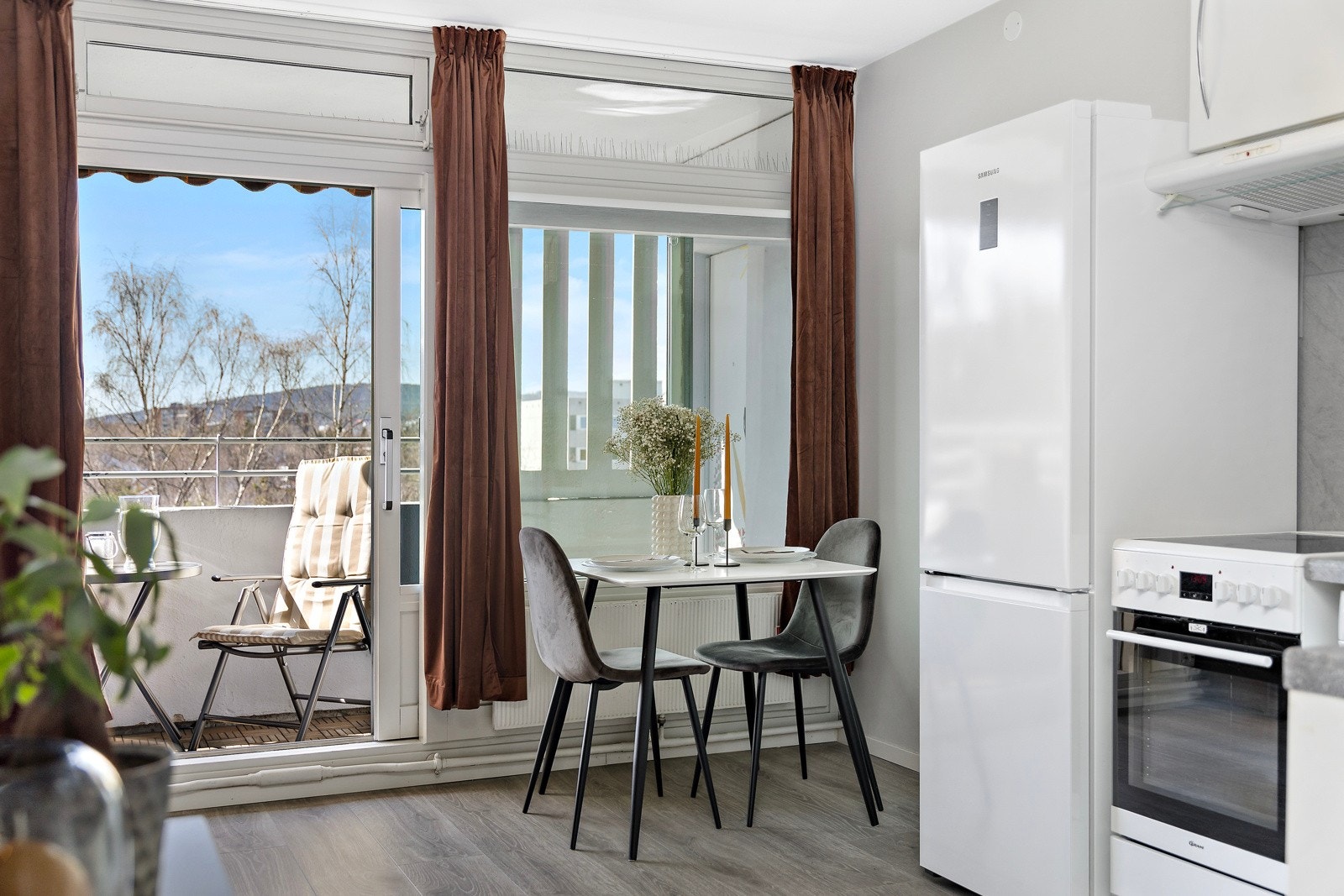 I tillegg er det plass til en liten spisekrok ved vinduet, her kan man enkelt sette opp og dekke middagsbordet. Galleribilde