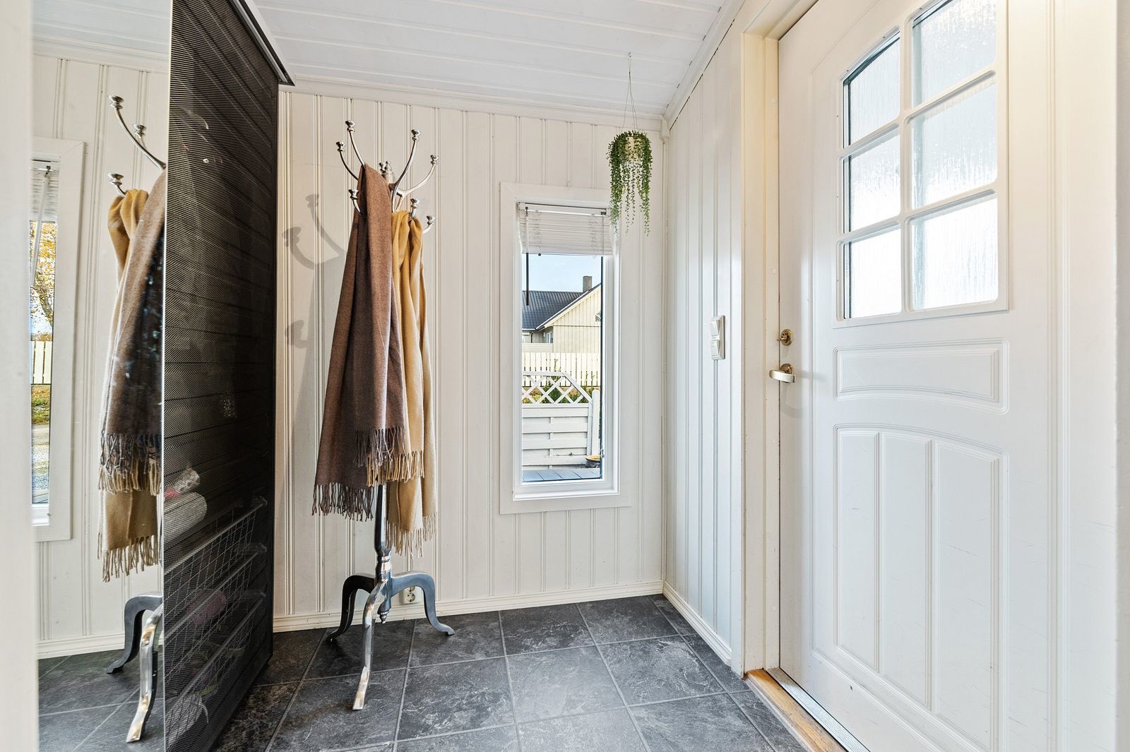 Entré. Plass til garderobeskap, sko klesavheng. Galleribilde