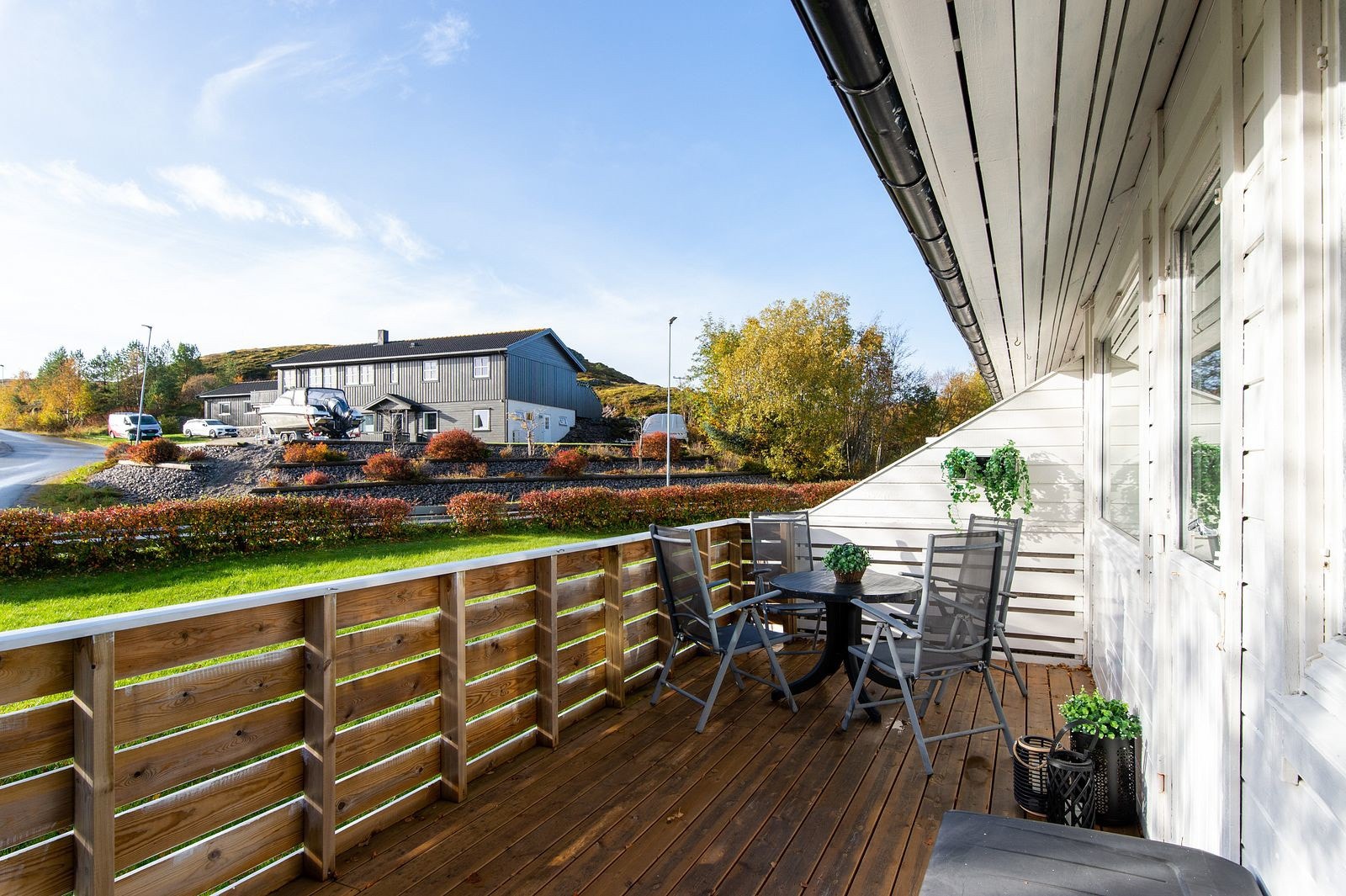 Solrik terrasse med nedgang til hage. Galleribilde