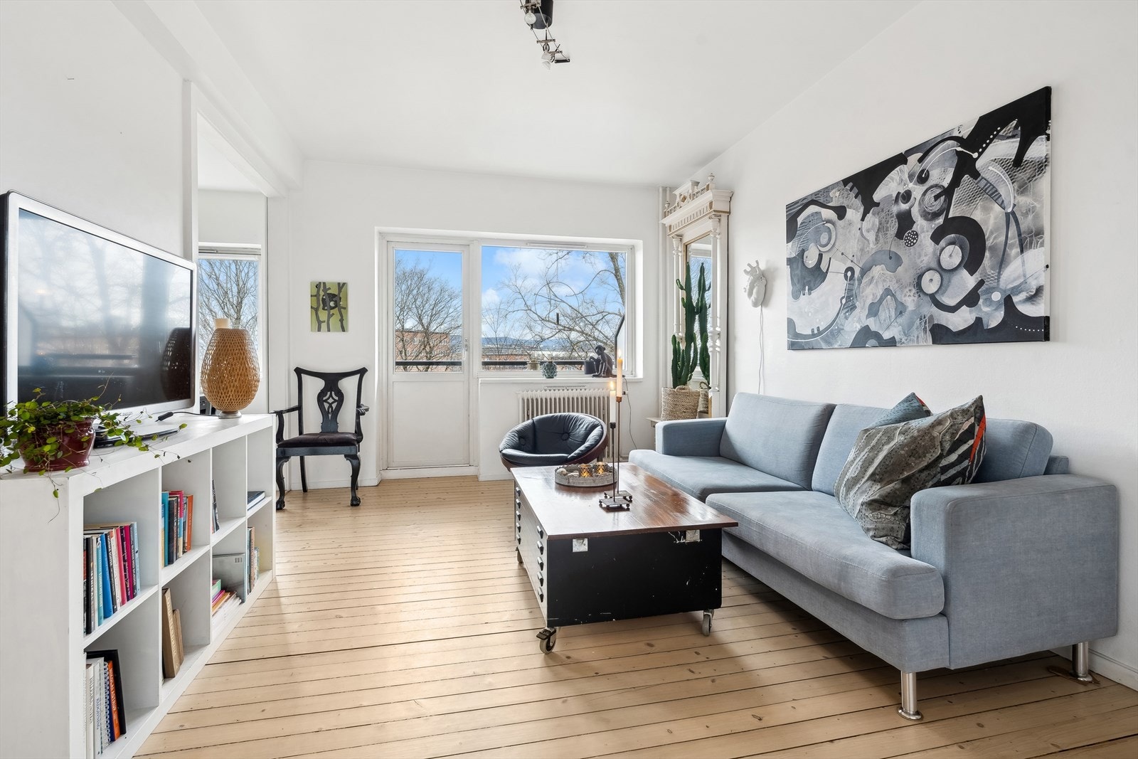 Treningssenter, butikker, cafeer og vinmonopolet i gangavstands fra leiligheten. Galleribilde