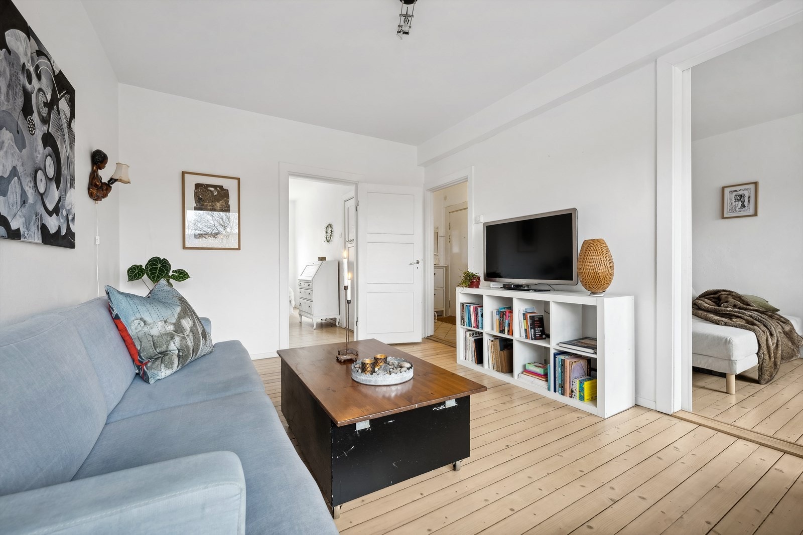 Leiligheten har heltre furugulv i alle rom, fliser på bad og i entré. Galleribilde