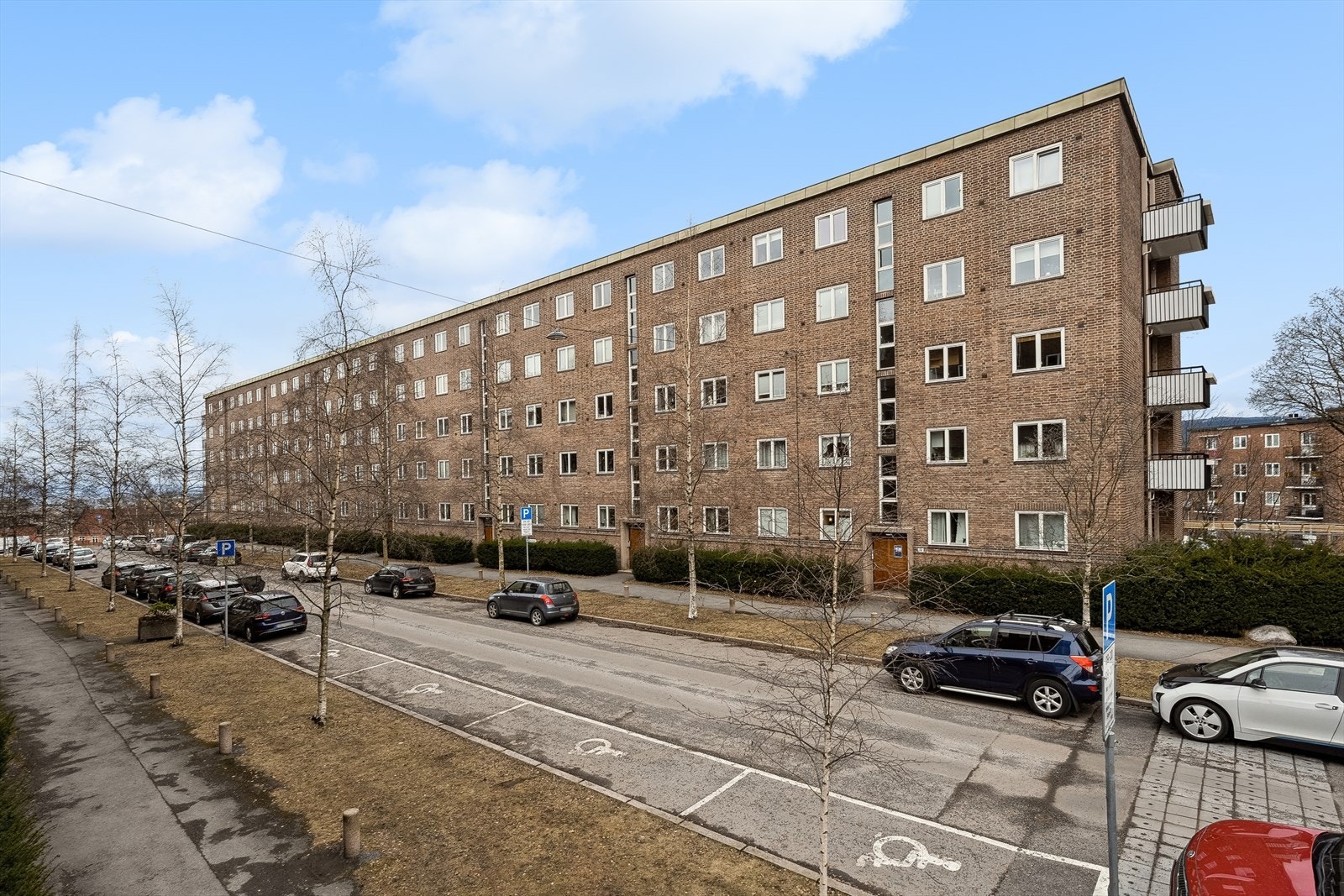 Gateparkering etter gjeldene bestemmelser rett utenfor leiligheten. Galleribilde