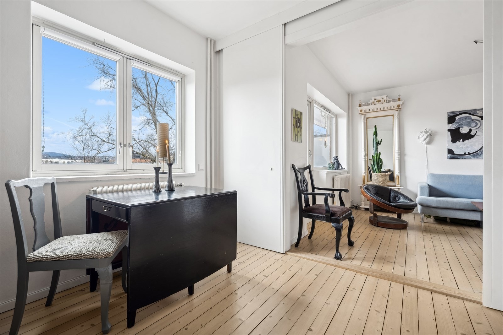 Leiligheten har to gode stuer med doble skyvedører imellom seg. Galleribilde