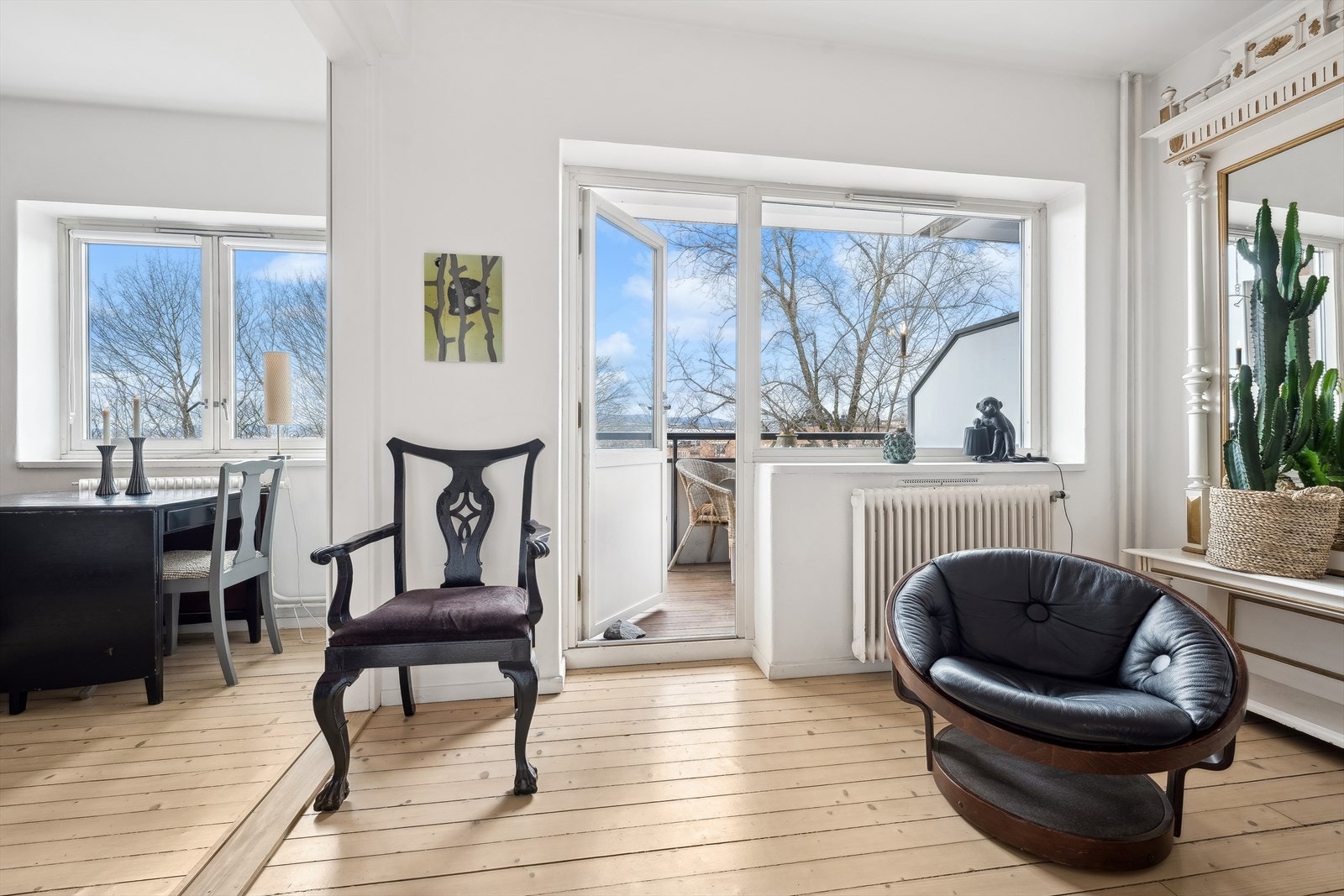 Leiligheten varmes opp av vannbåren varme via radiatorer. Elektrisk gulvvarme på badet. Galleribilde