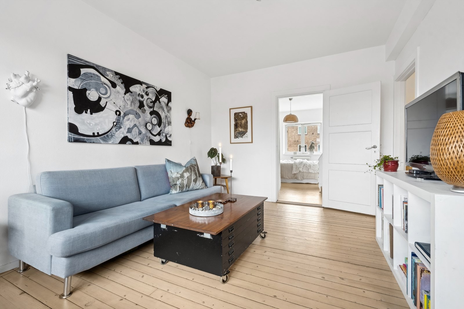 Leiligheten er gjennomgående og ligger fritt i byggets tredje etasje. Galleribilde