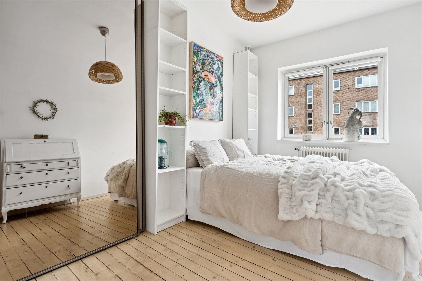 Stort og godt soverom med plass til bred seng, nattbord og garderobeskap. Galleribilde
