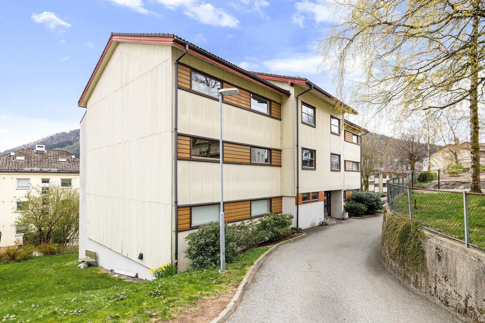 Fra boligen er det kort avstand til både by og fjell. Man kan enkelt komme seg til byfjellene, med Ulriken, Fløyen og Løvstakken som noen av de nærmeste fjellene. Galleribilde