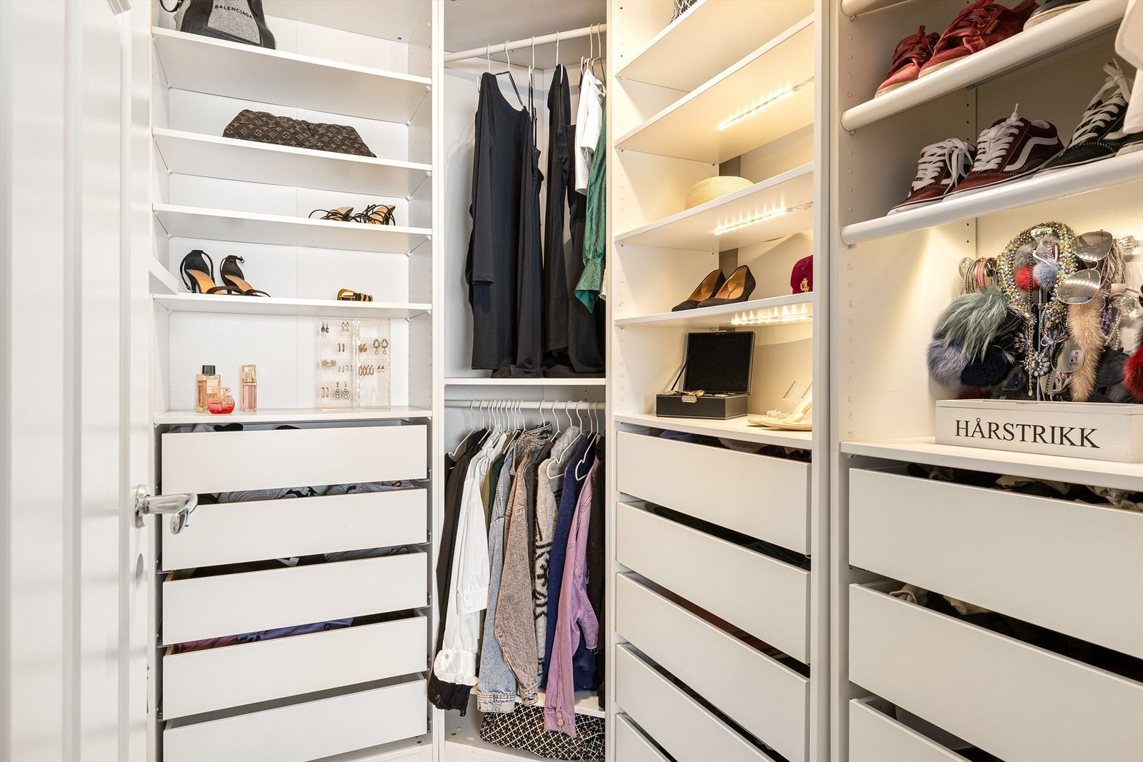 Walk-in closet målt til 3,3 kvm. Galleribilde
