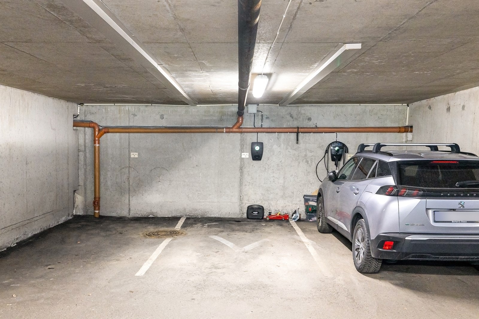 Fast garasjeplass. Galleribilde