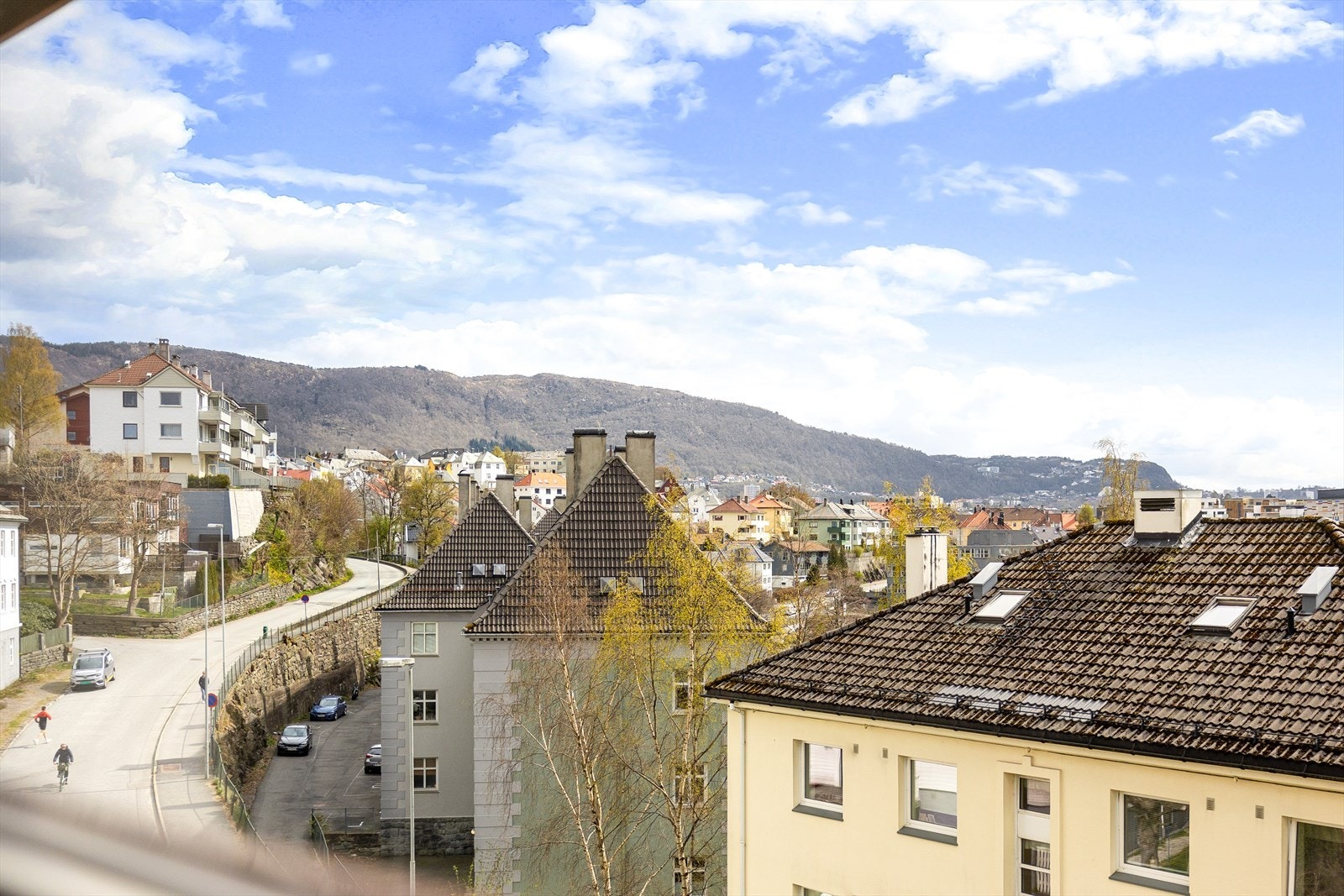 Asbjørnsens gate 6 har en svært sentral beliggenhet med gangavstand til det meste. Fra boligen kan du spasere inn til Bergen sentrum på ca. 20 minutter. Galleribilde