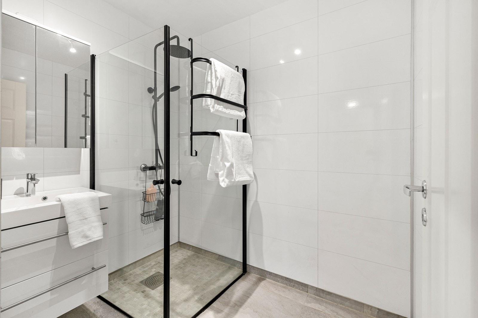 For ekstra komfort er badet utstyrt med varmekabler i gulv og spotter i tak. Galleribilde