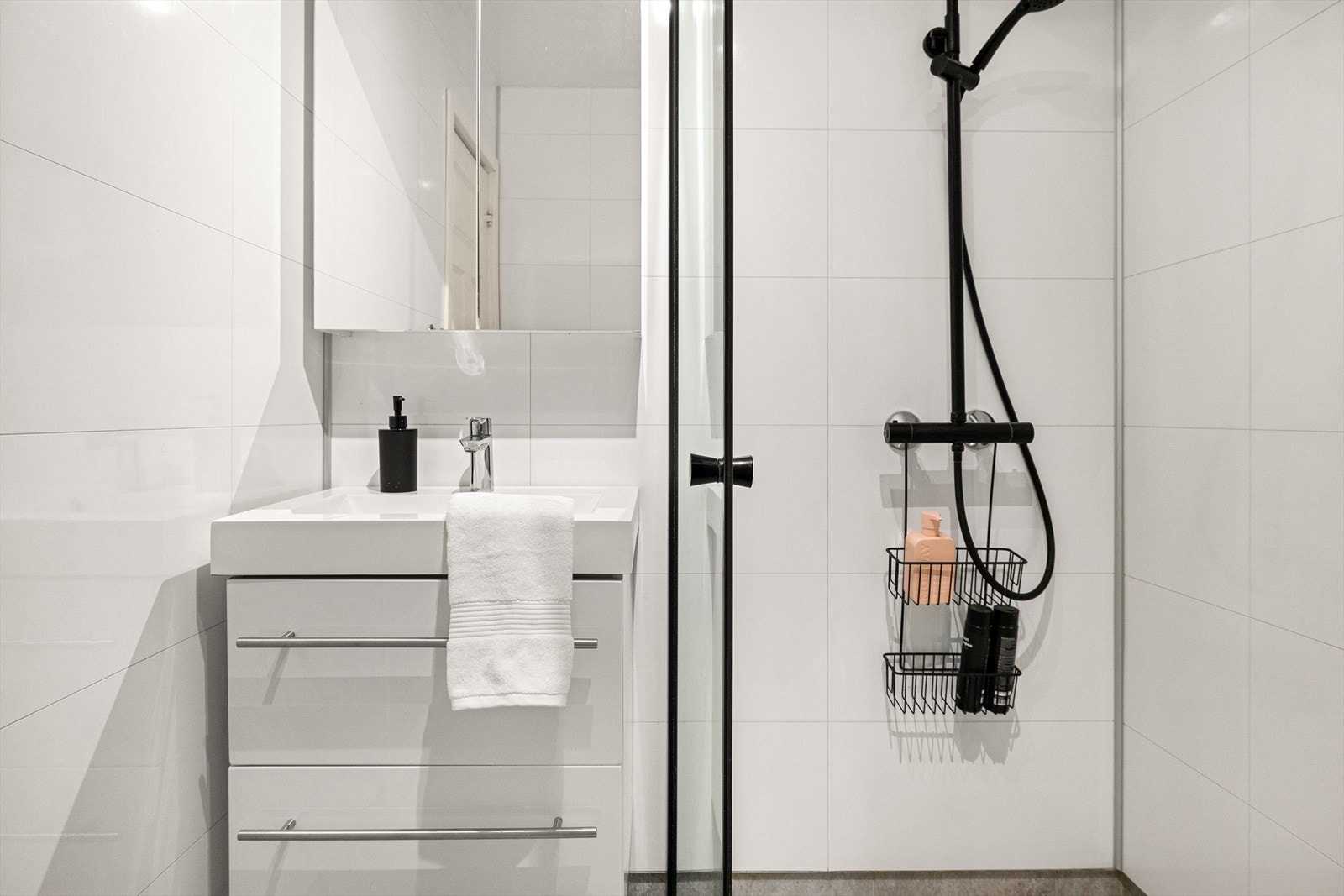 Badet ble oppusset i 2015 og er helfliset med hvite plater på vegg og gråe på gulv. Galleribilde