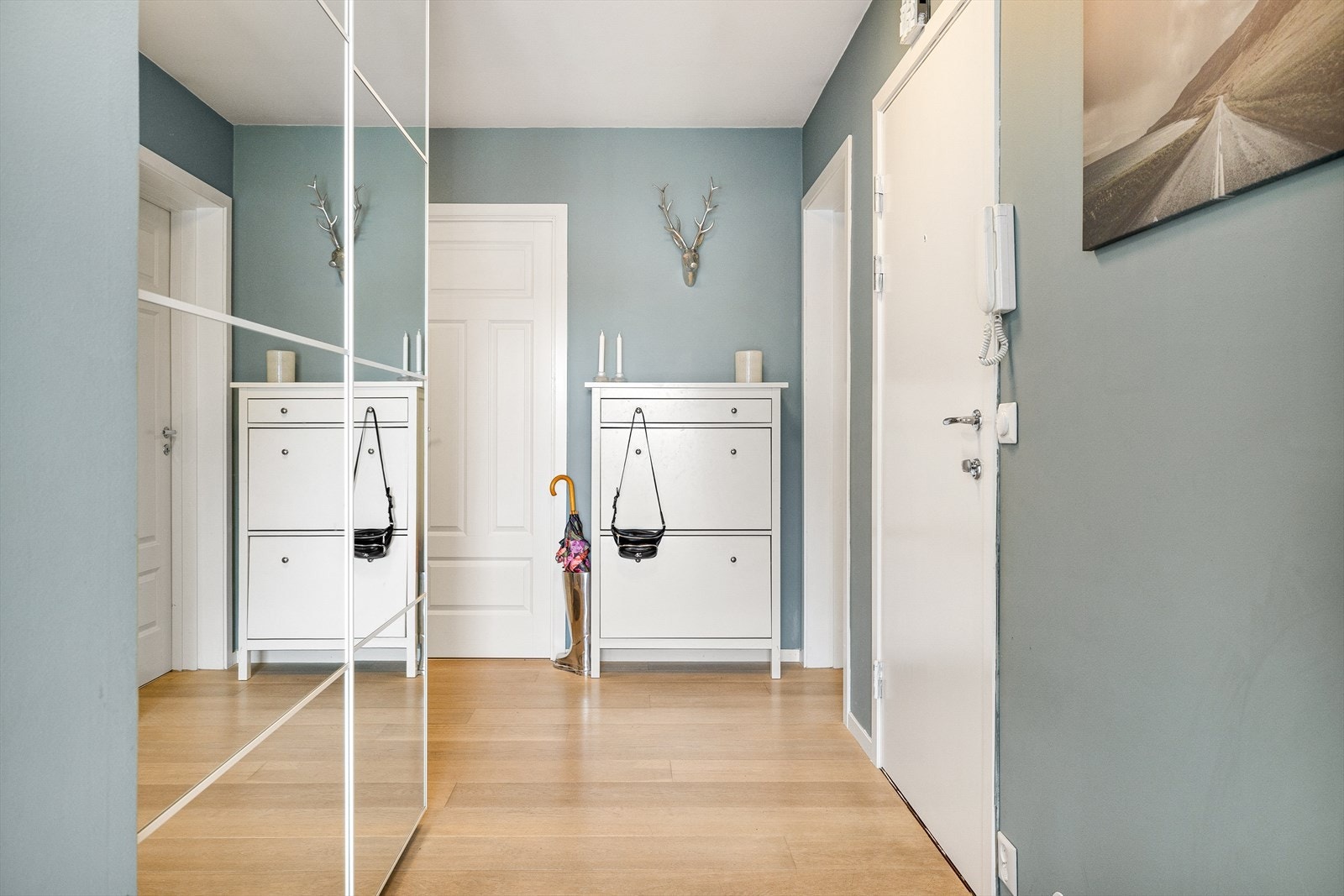 Det første som møter deg i leiligheten er en lys entré/gang med mulighet for oppheng av yttertøy. Galleribilde