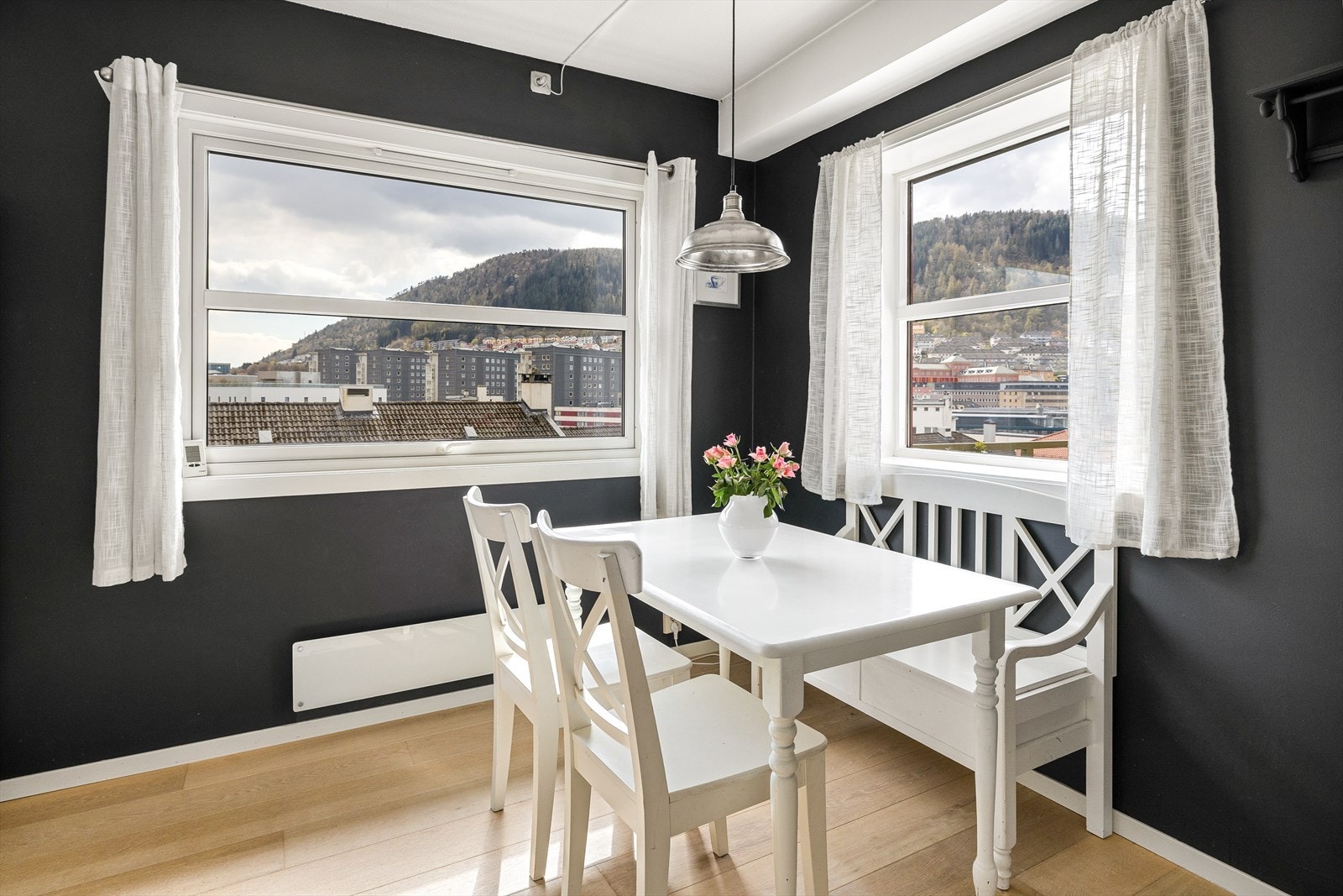 Rommet er målt til 13,1 kvm og gir god plass til en spisegruppe. Galleribilde
