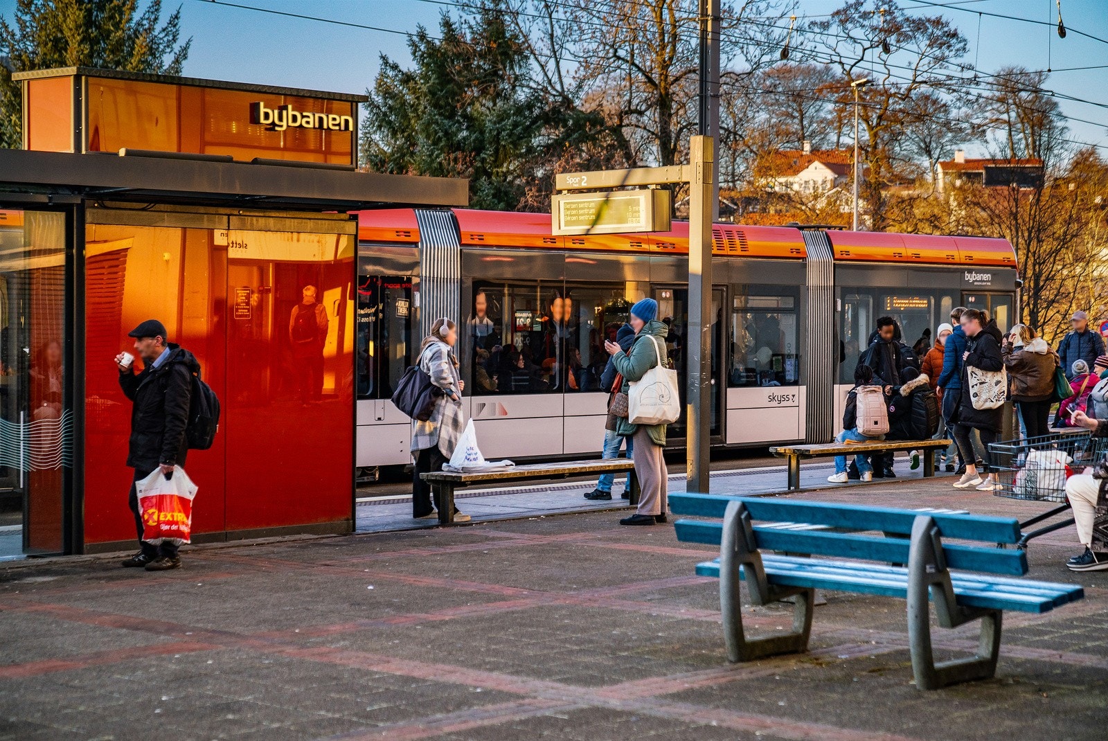 Sletten bybanestopp ligger ved Sletten senter 2 minutter fra boligen. Galleribilde