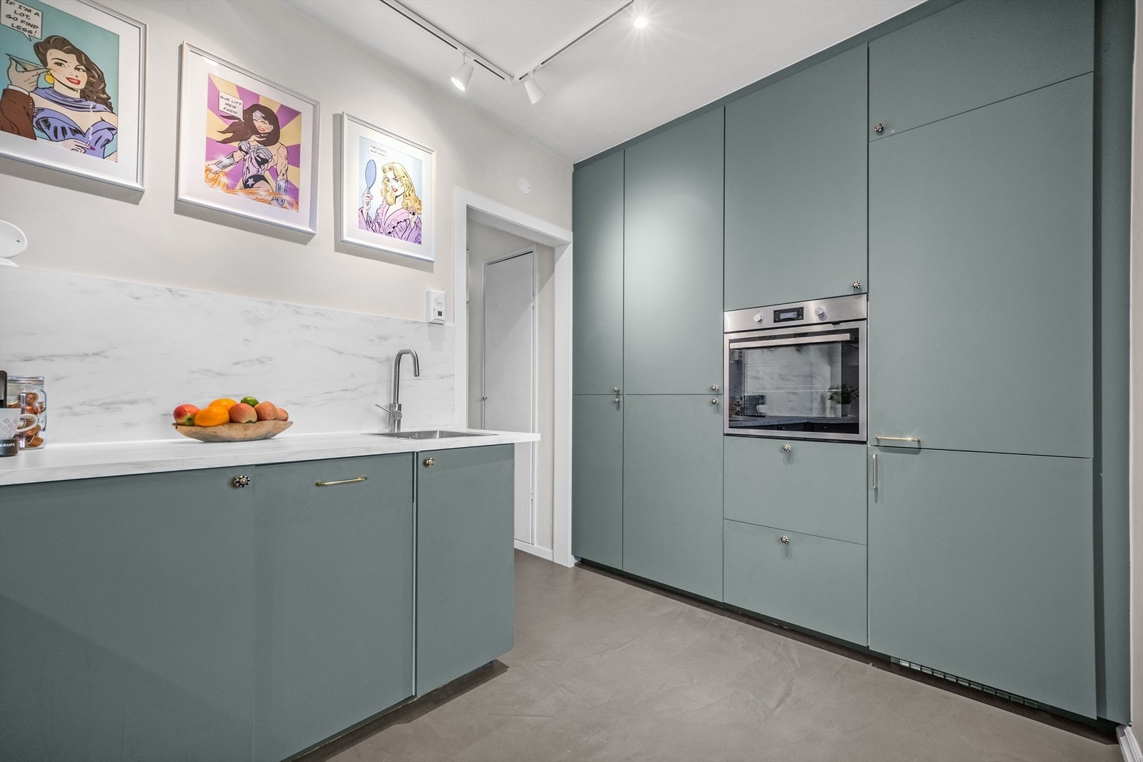 Leiligheten har et separat kjøkken som var nytt i 2021. Galleribilde