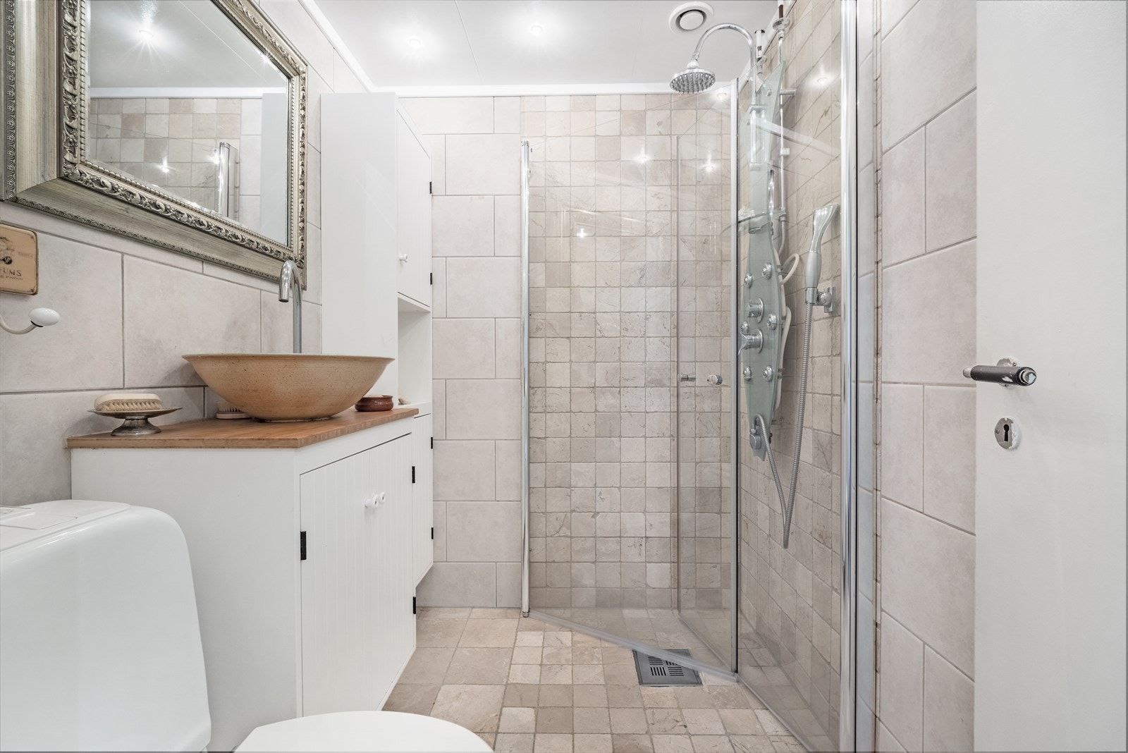 Strømpunkt bak speil, og mulighet for å koble på avløp under vask til vaskemaskin. Bad fra 2009 og innredning fra 2019. Galleribilde