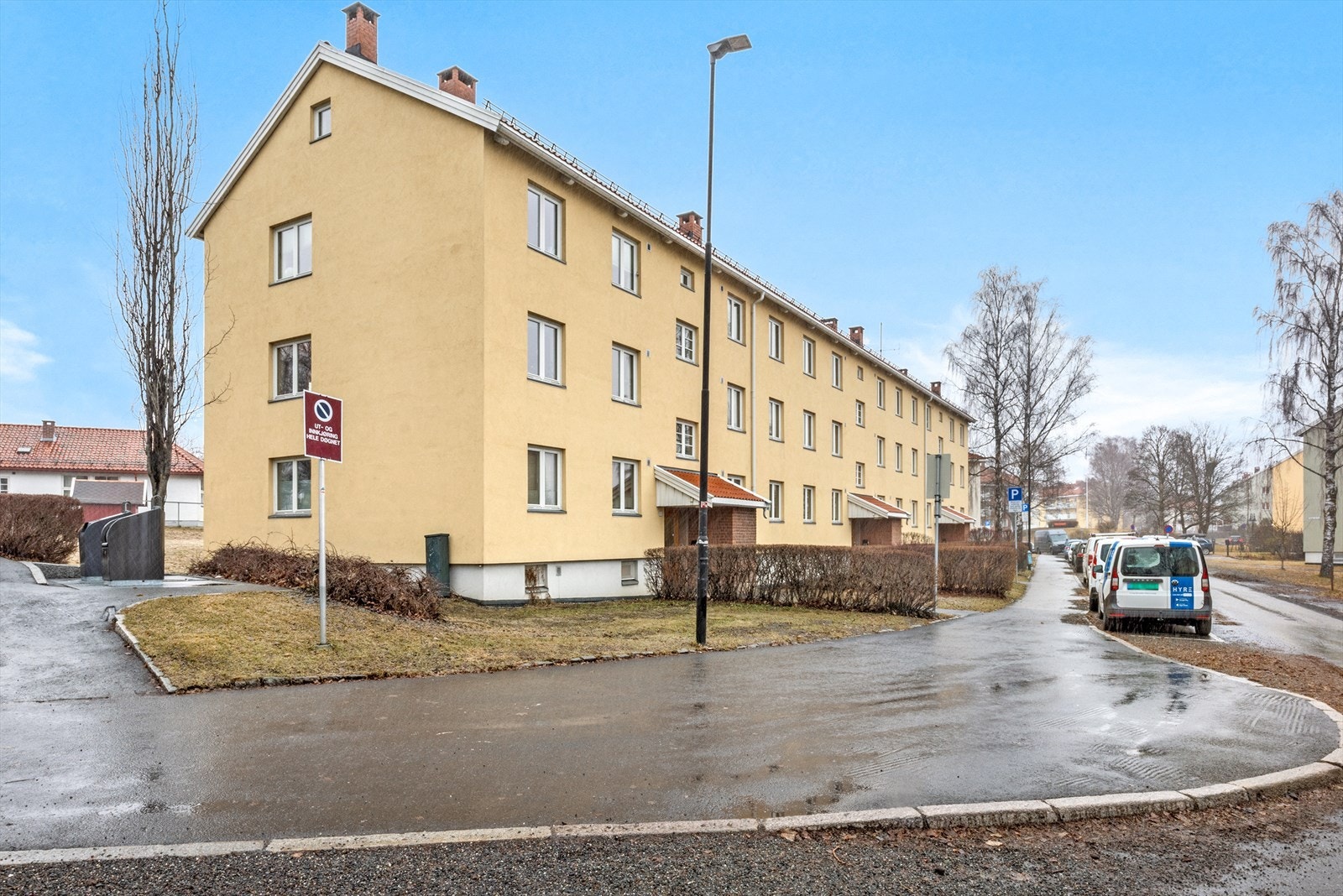 Veldrevet borettslag med hyggelige grønt områder rundt blokken. Galleribilde