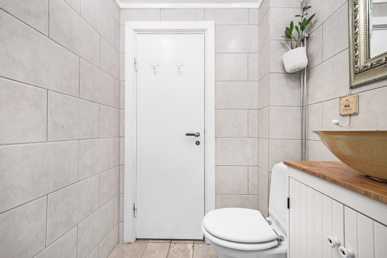 Innredning med frittstående klosett, servantinnredning, servant med ettgreps blandebatteri, dusjdører og dusjarmatur med massasjefunksjon. Galleribilde