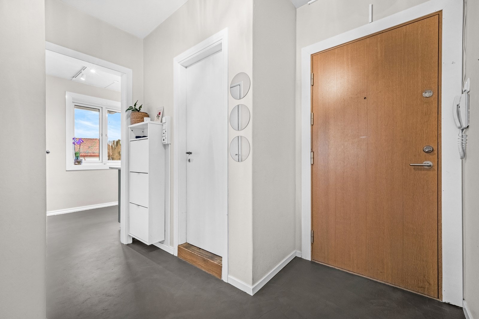 Velkommen inn! Lys og innbydende entré med dørcalling. Galleribilde