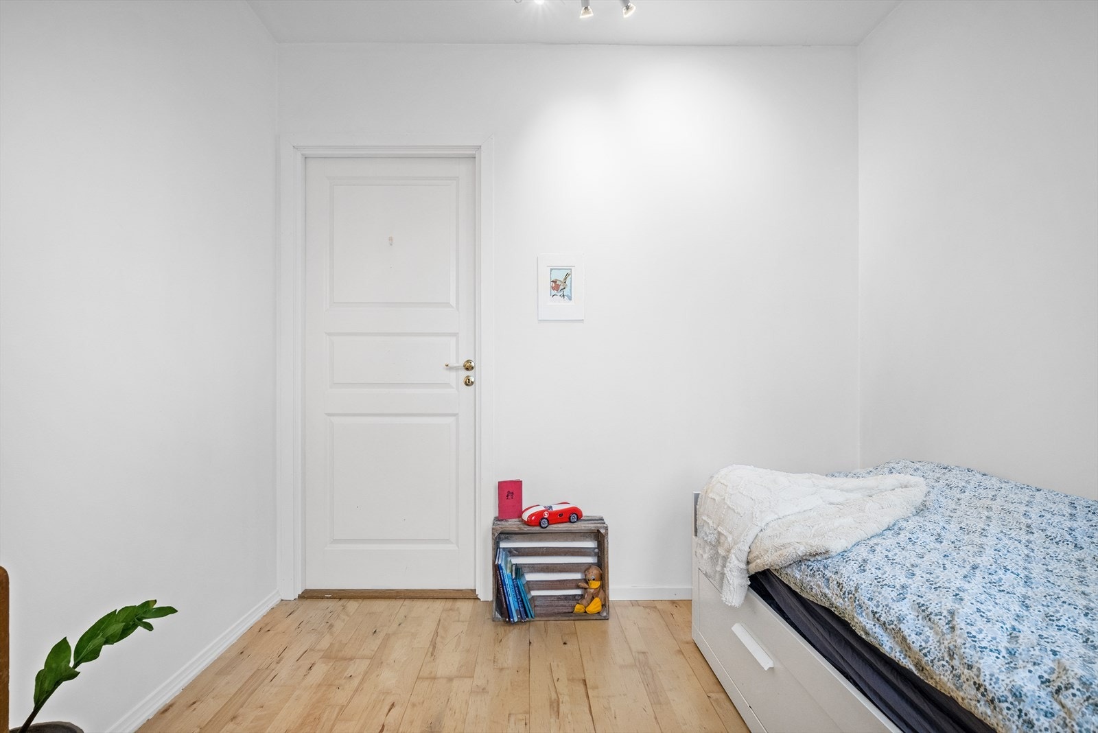 Veggene og listene i rommet ble malt i 2024! Galleribilde