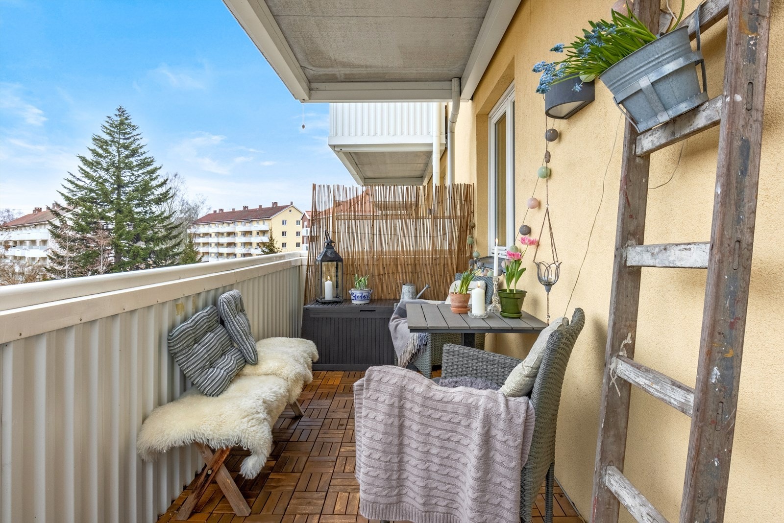 Her er det god plass til utemøblement og grill. Galleribilde