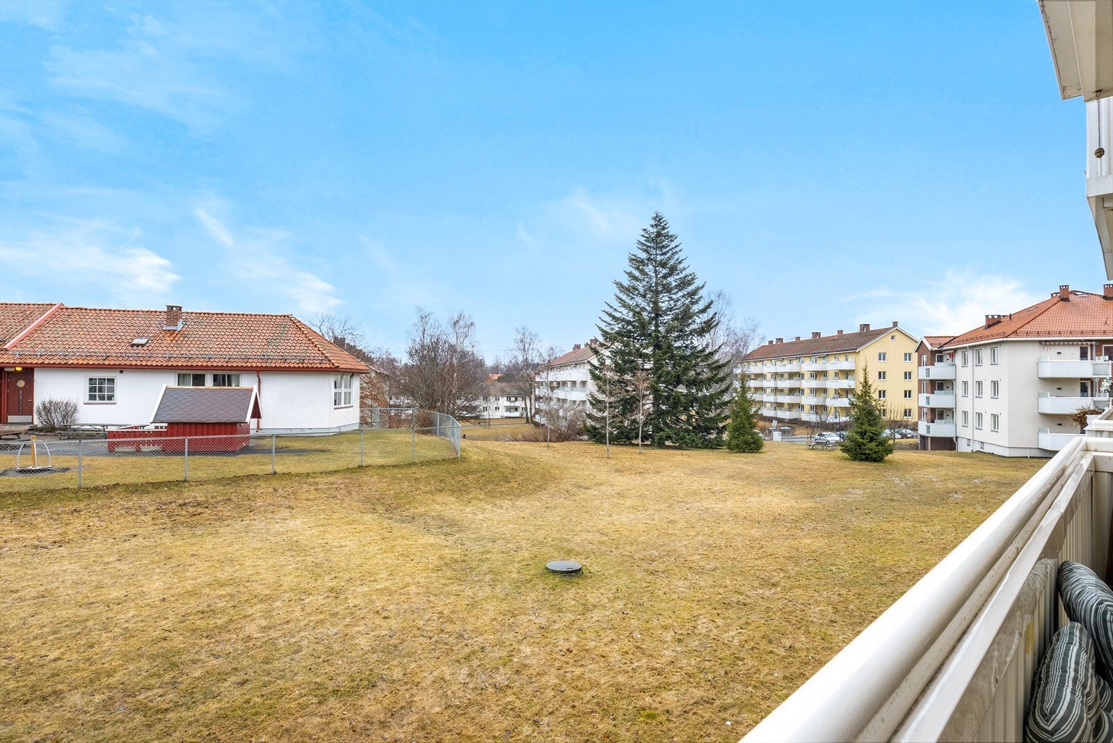 Fra balkongen er det flott utsikt over rolige og grønne omgivelser. Galleribilde