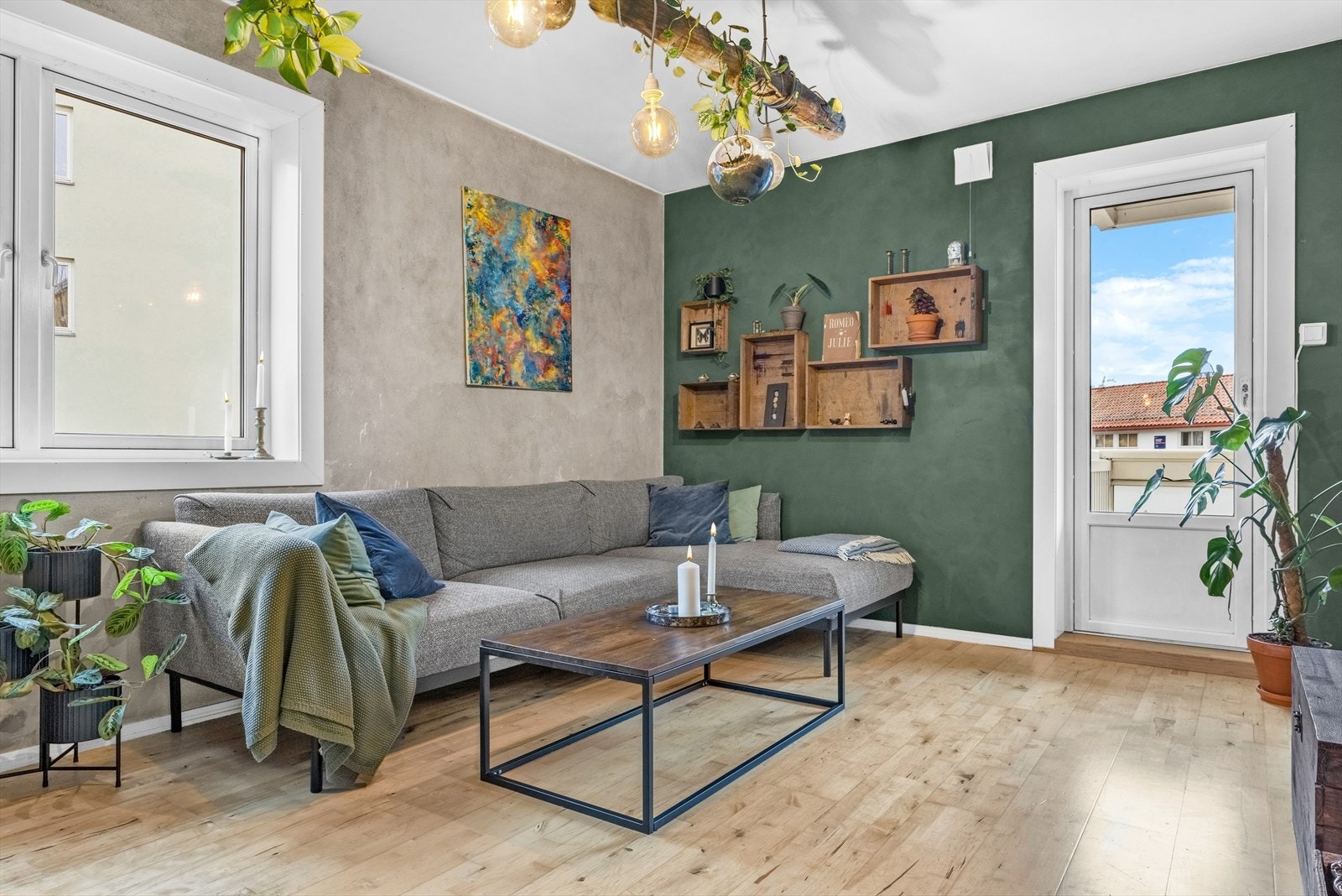 Stuen er lys og trivelig med direkte adkomst til balkongen. Galleribilde