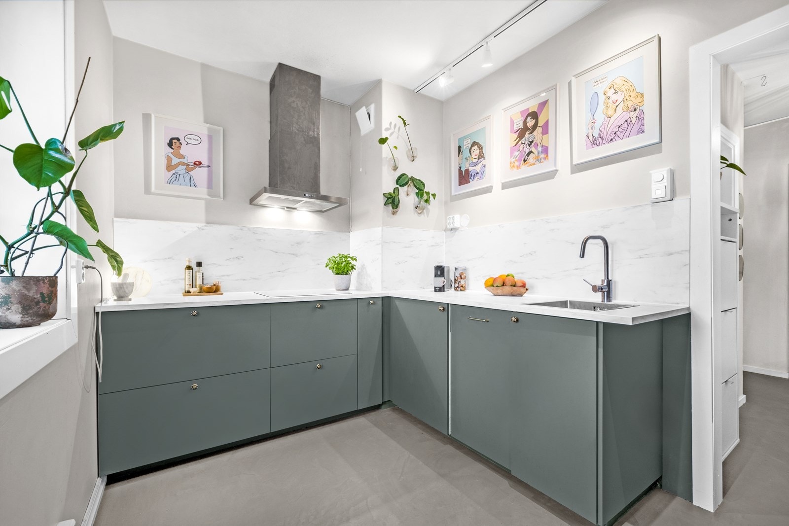 Kjøkkenet byr på masse skap- og benkeplass, i tillegg til nytt gulv i 2024 med varmekabler . Galleribilde