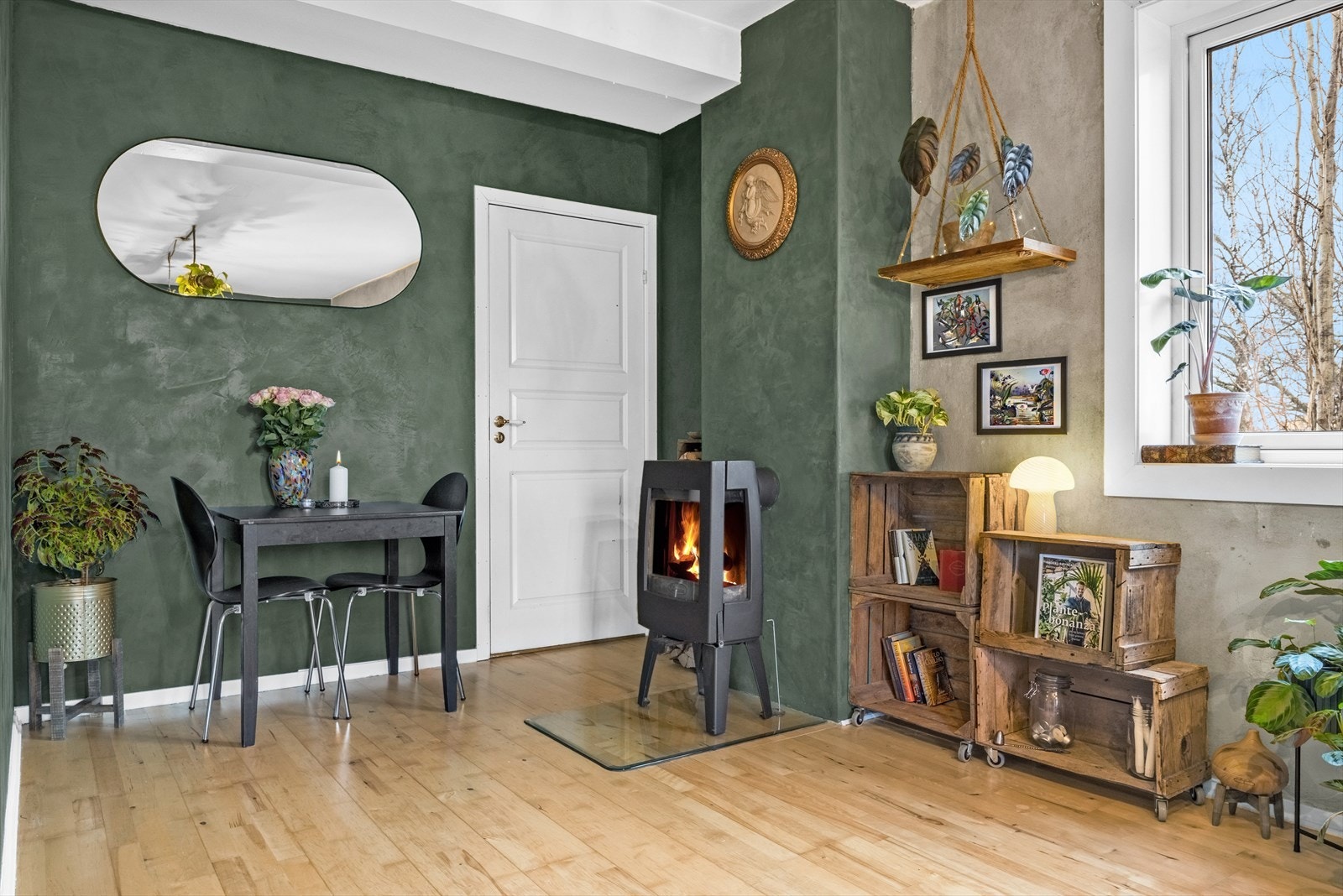 Stuen byr på en koselig peis som kommer godt med på kalde vinterdager. Peisen ble satt opp i 2018. Galleribilde