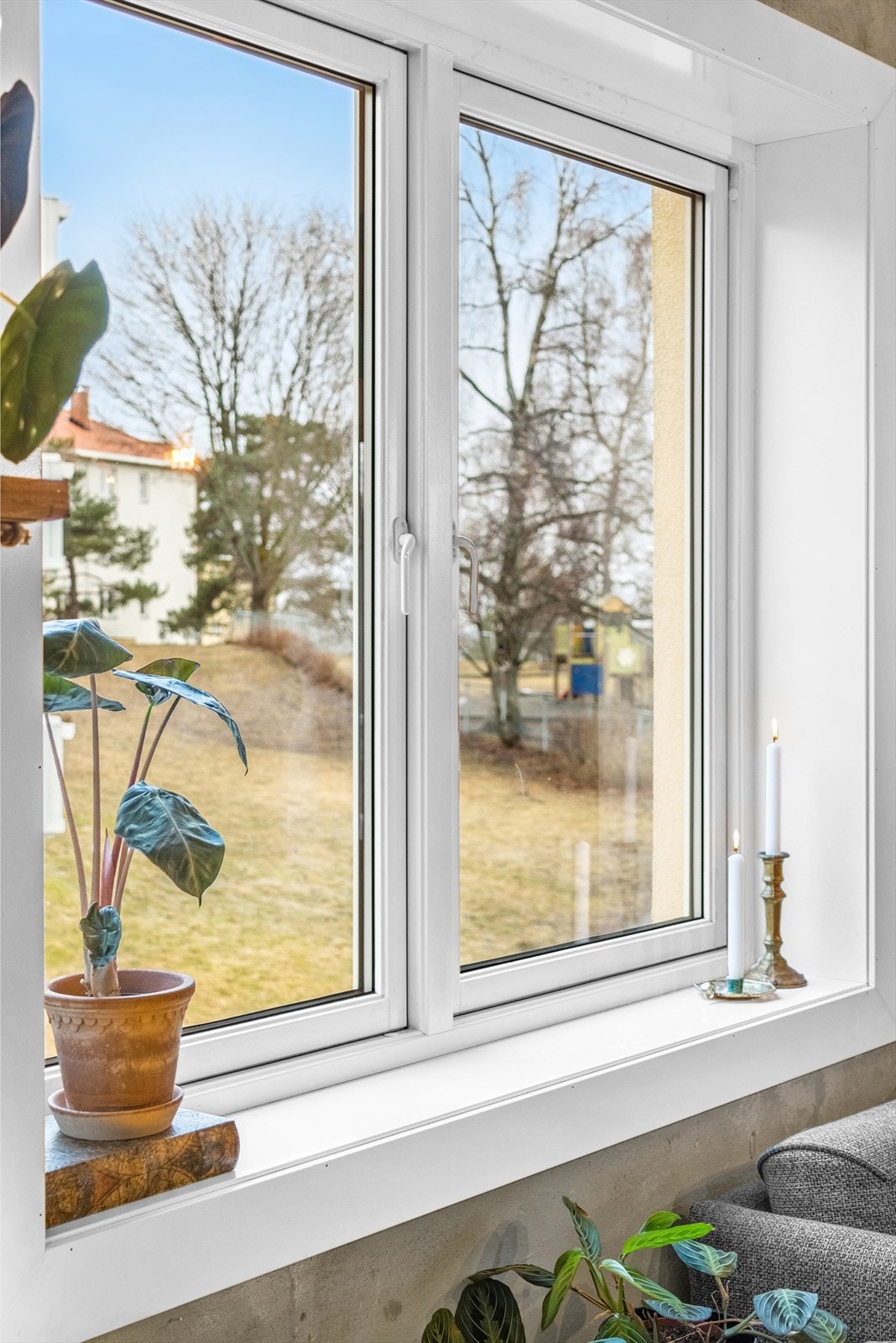 Fra stue vinduet er det et flott utsyn over fine grøntarealer. Galleribilde