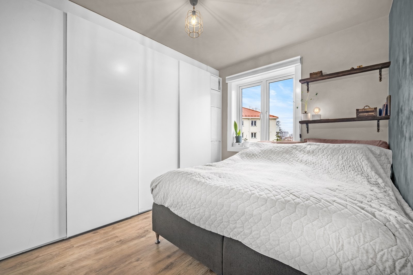 Soverommet byr en stor skyvedørsgarderobe som gir gode oppbevaringsmuligheter. Galleribilde