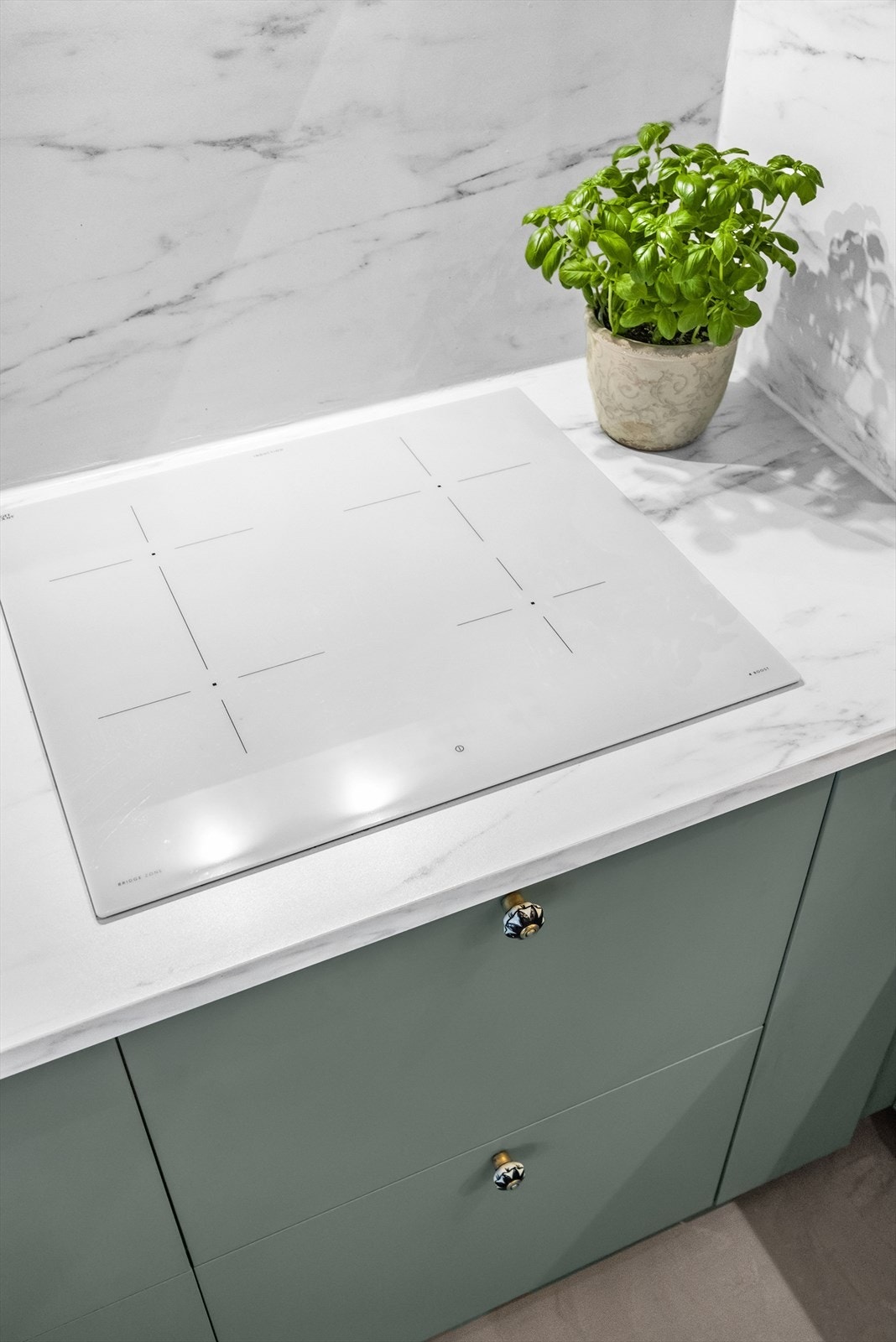 Kjøkkeninnredning med glatte fronter og foliert benkeplate. Kjøkkenet er utstyrt med platetopp, kum med ettgreps blandebatteri, ventilator, kjøl/fryseskap, ovn og oppvaskmaskin. Galleribilde