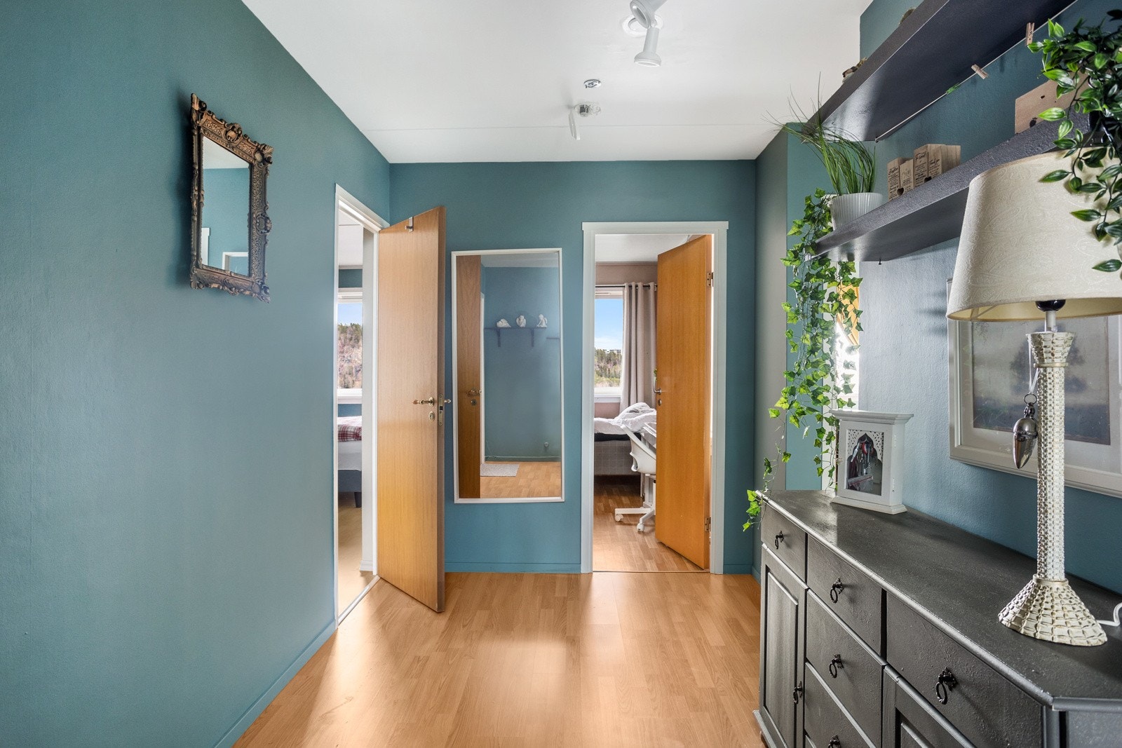 Velkommen inn! Fra entreen har du adkomst til alle rom i boligen. Galleribilde