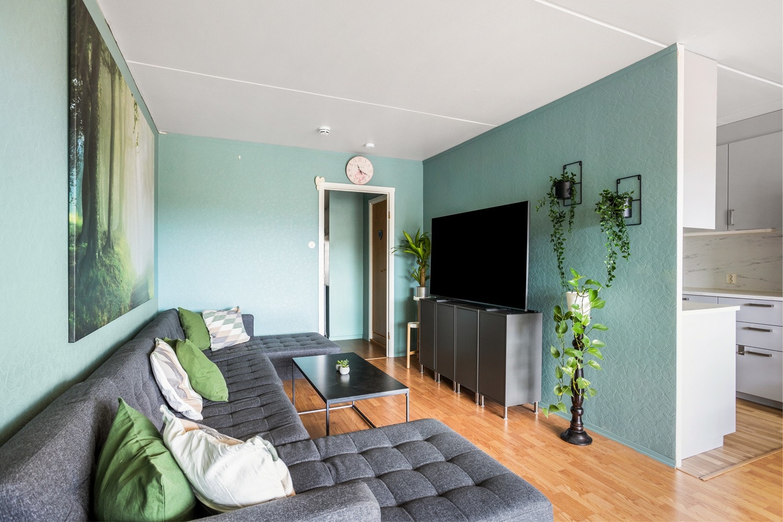 Den delvis åpne stue/kjøkkenløsning understøtter leilighetens smarte planløsning Galleribilde