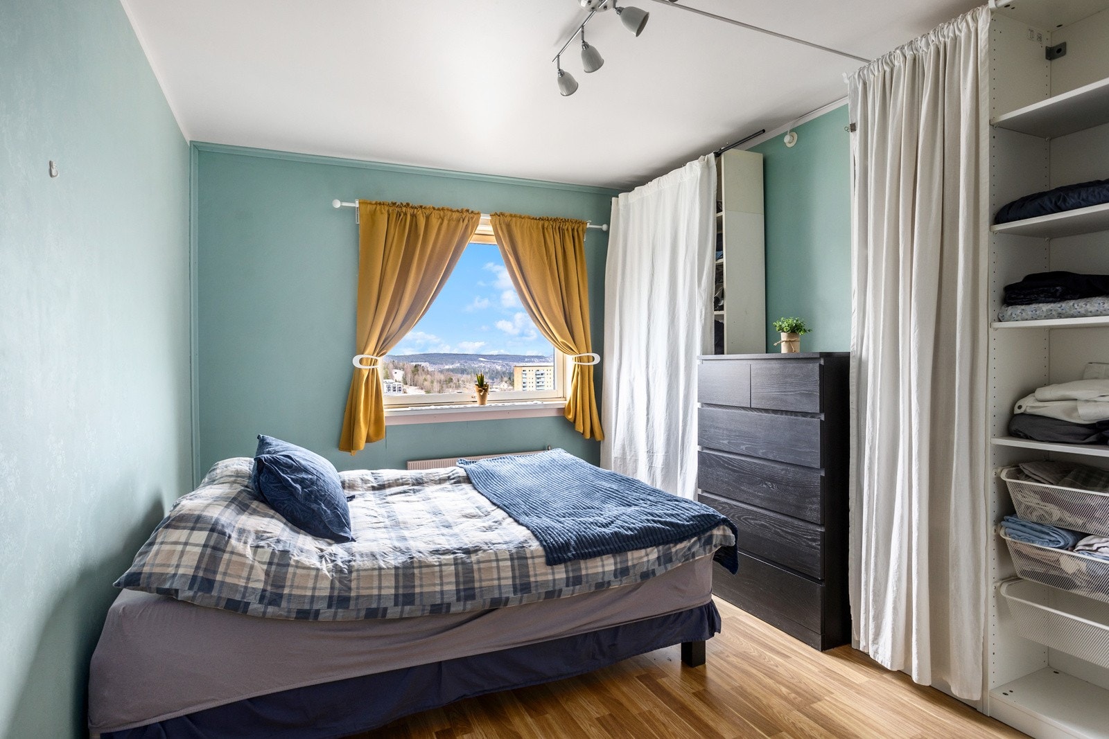 Stort soverom av generøs størrelse med god plass til dobbeltseng med tilhørende nattbord. Galleribilde