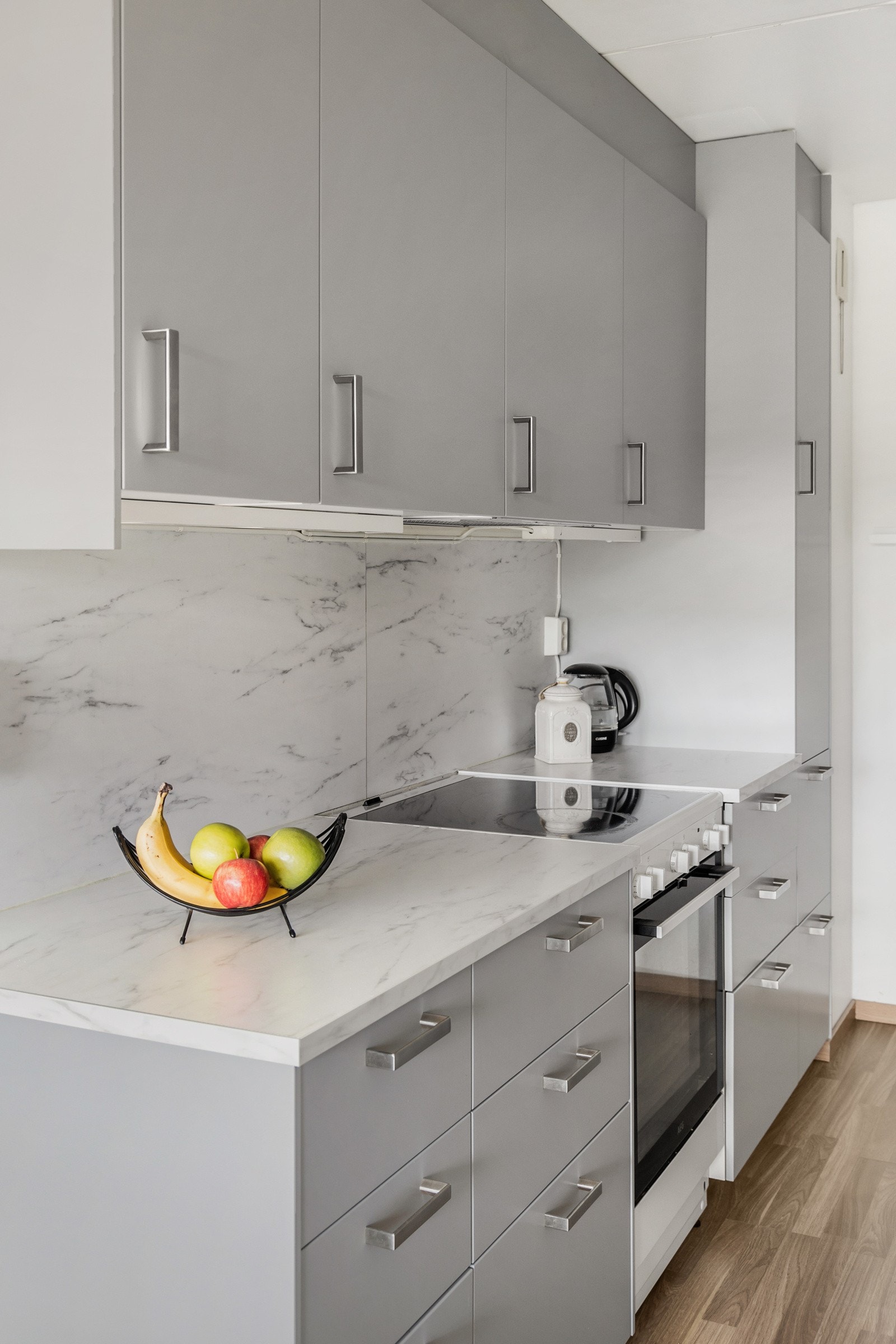 Kjøkkeninnredningen er fra 2022 og består av slette fronter med en benkeplate av laminat. Galleribilde