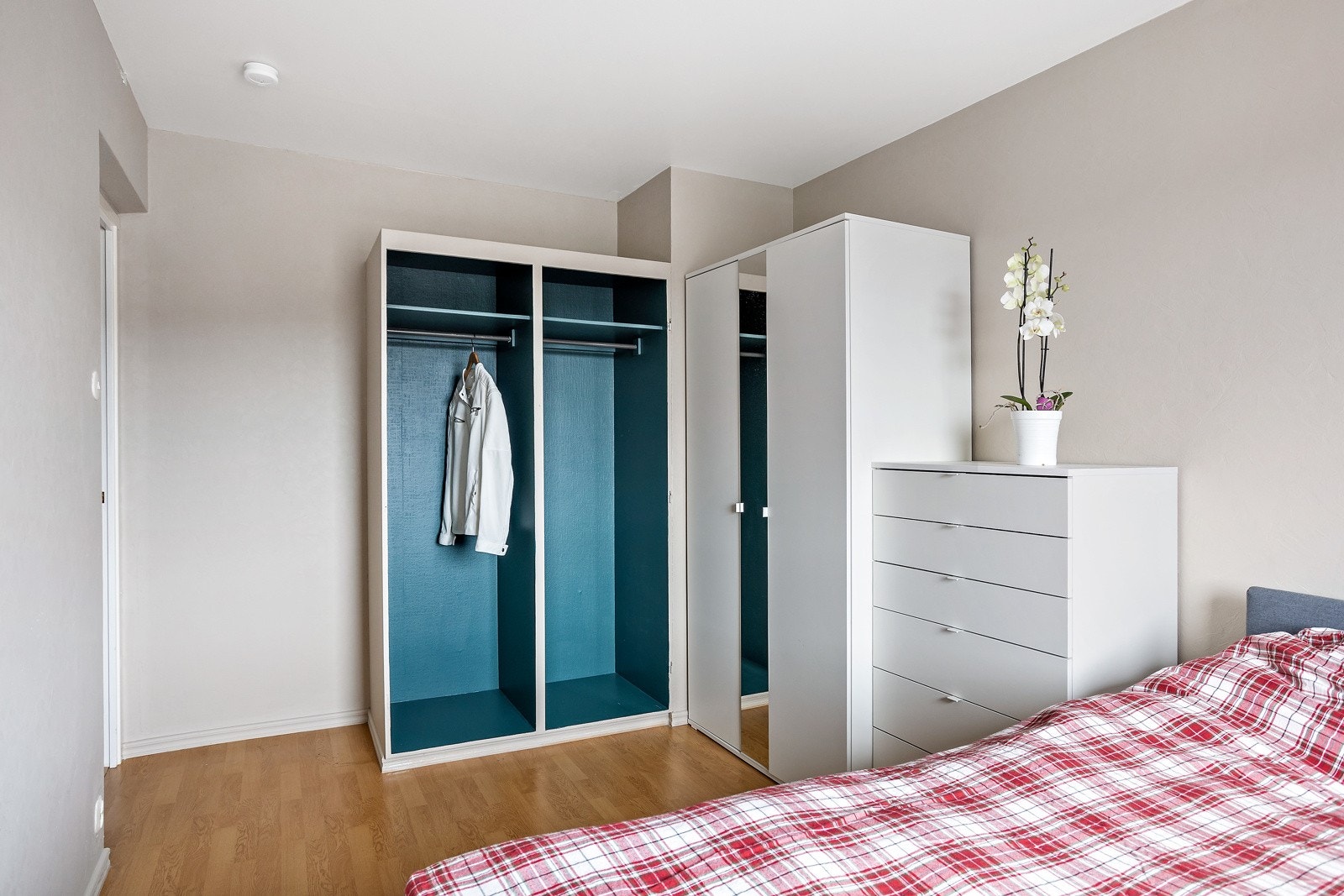 Du har godt med lagringsplass i garderoben. Galleribilde