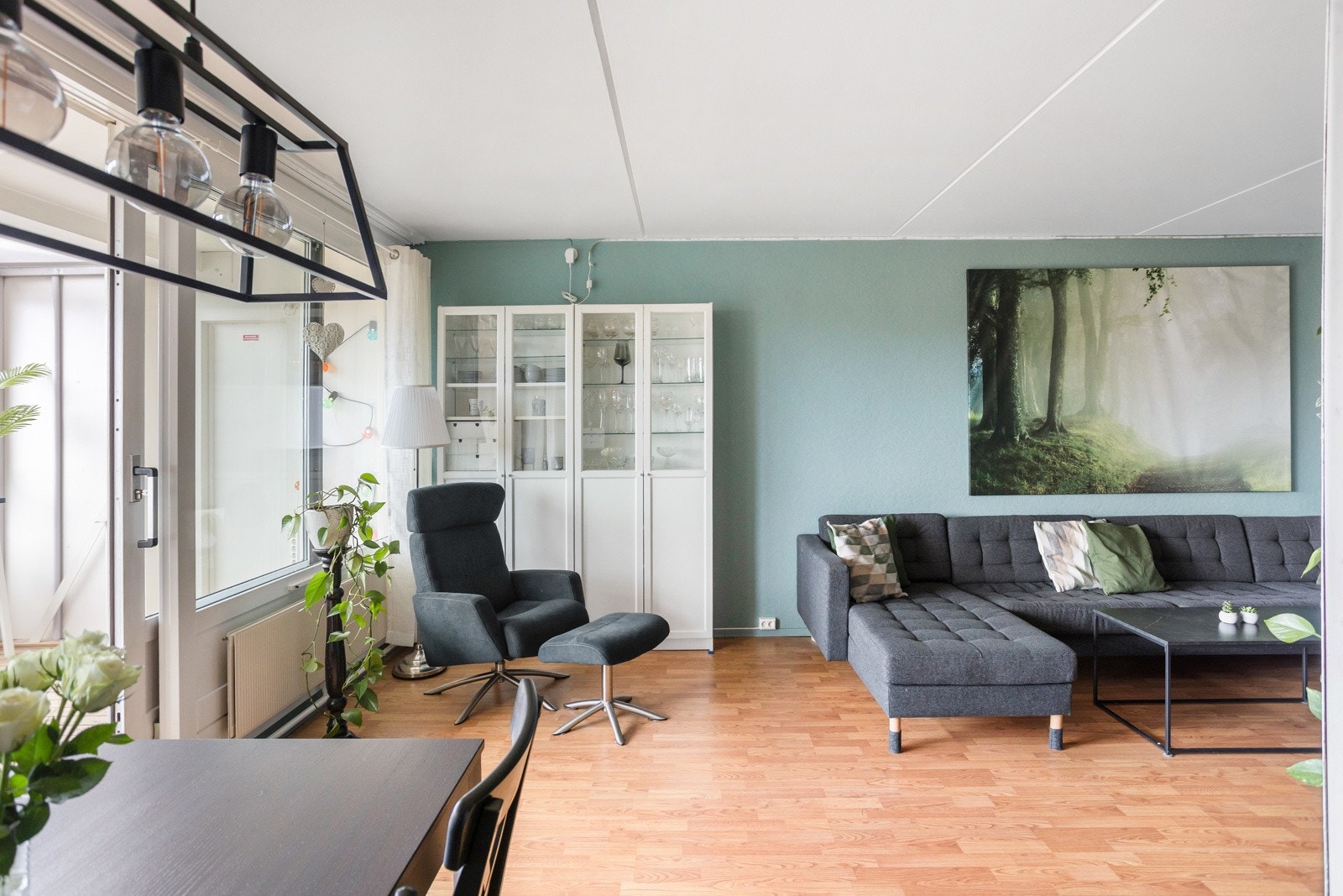 Fra stuen er det videre ut til den romslige innglassede balkongen på 12 kvm. Galleribilde