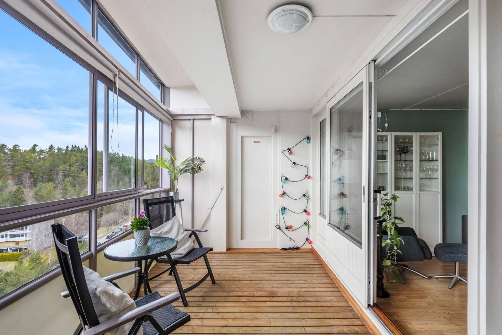 Balkongens store størrelse gir god plass til utemøbler og grill. Galleribilde