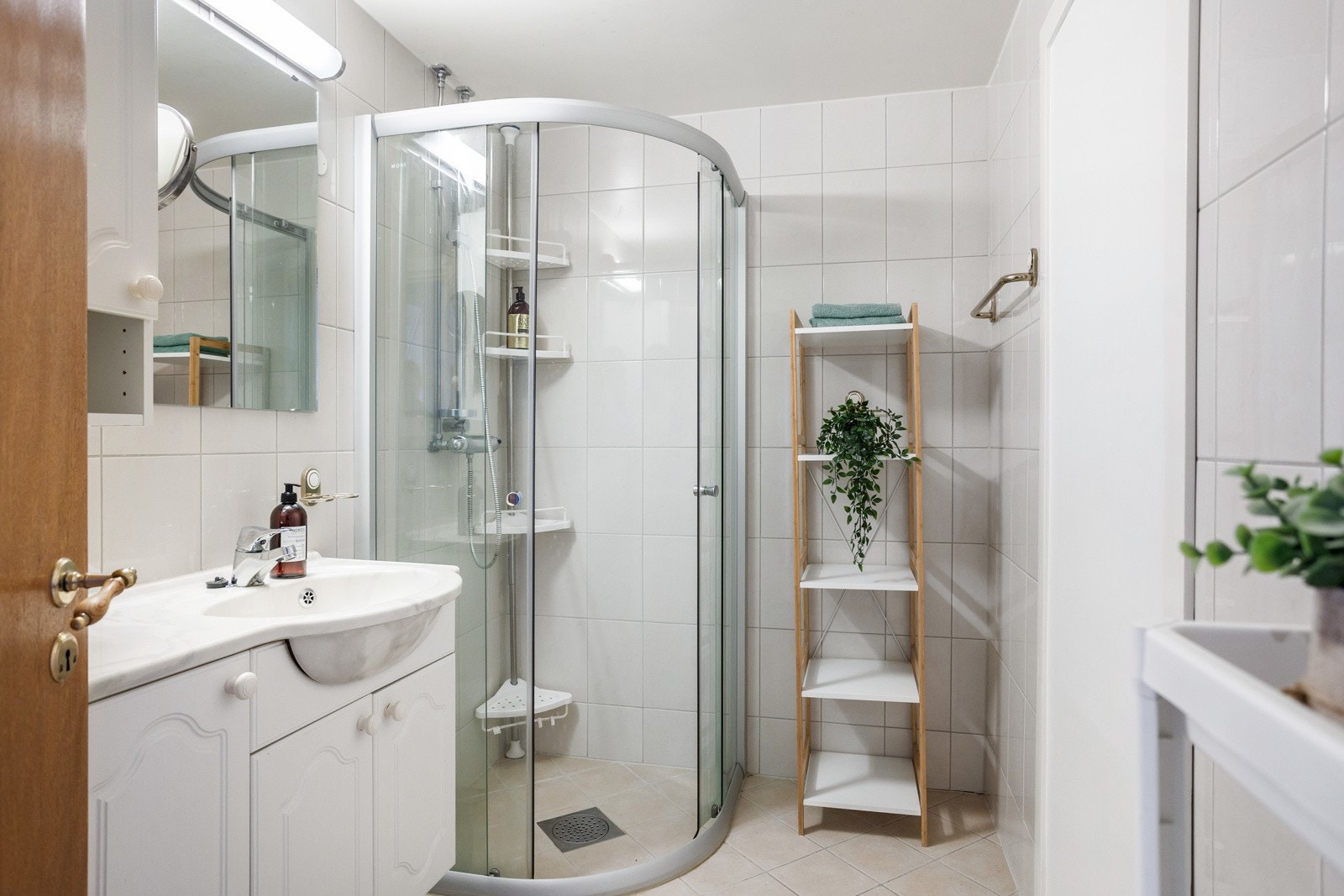 Bad oppgradert i regi av borettslaget og består av flislagte overflater med gulvvarme. Galleribilde