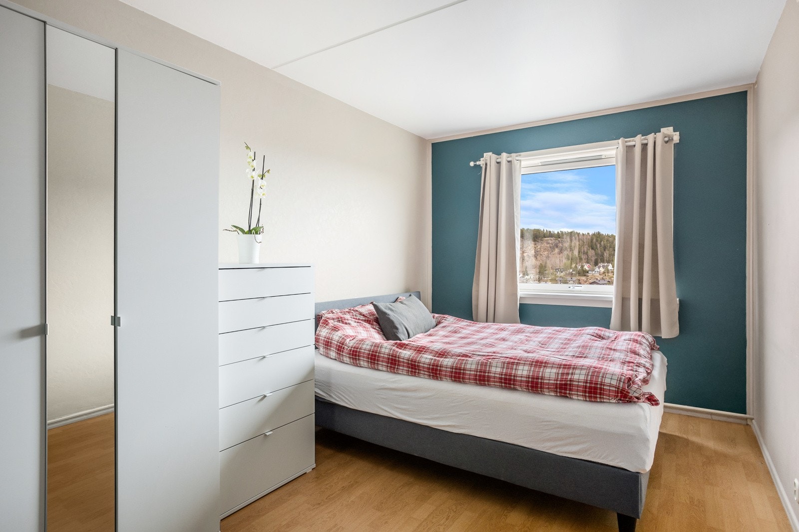 Romslig soverom med god plass til dobbeltseng med tilhørende nattbord. Galleribilde