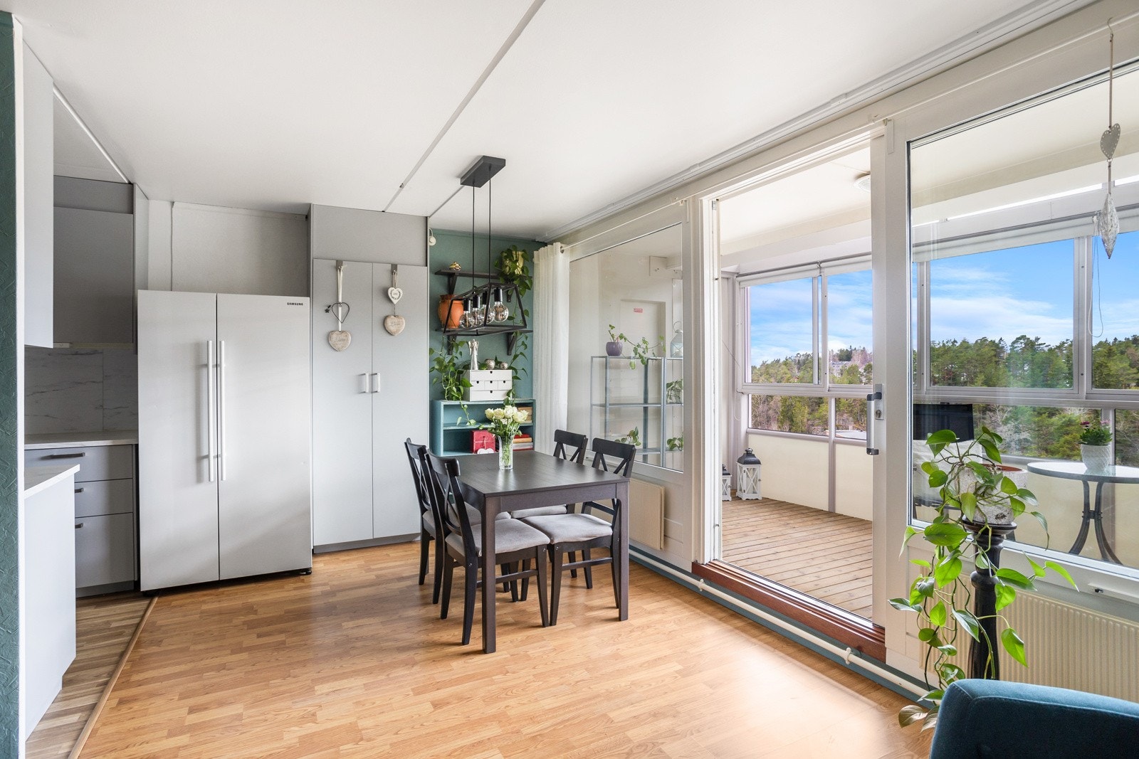 Stuen er romslig og har god plass til sofagruppe, spisestue og tilhørende møblement. Galleribilde