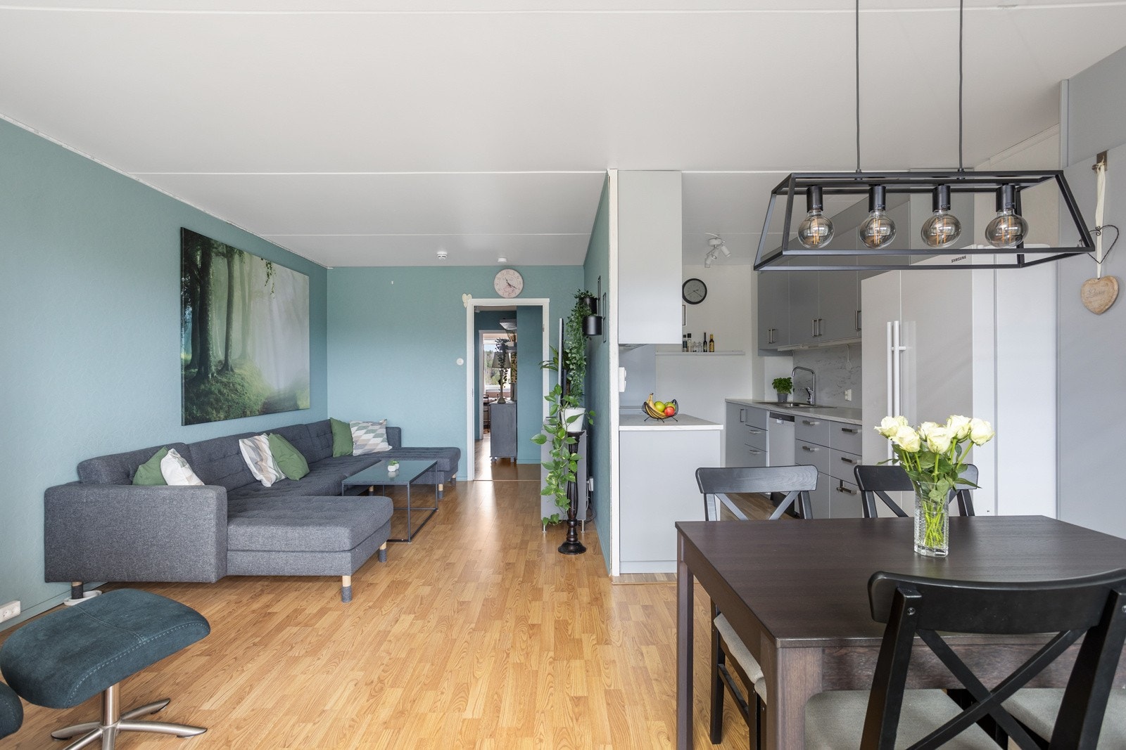 Den åpne løsningen mot spisebordet gjør det til et naturlig knutepunkt ved sosiale sammenkomster. Galleribilde