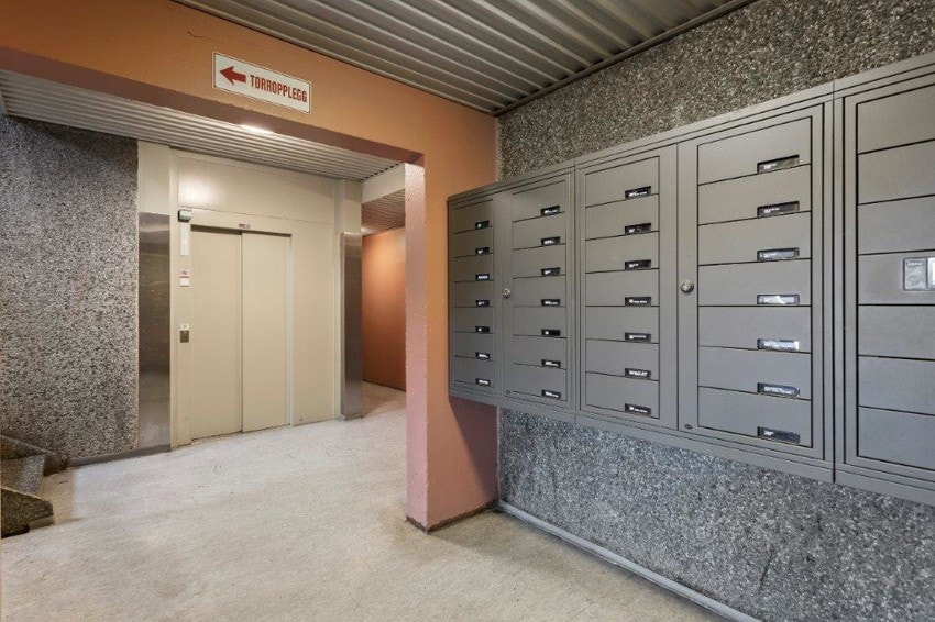 Adkomst via trapp og heis. Galleribilde