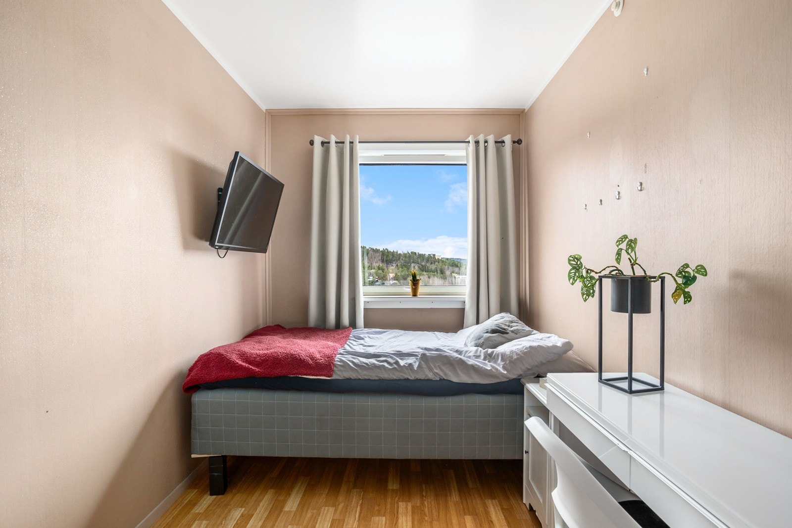 Praktisk soverom med og god plass til seng og tilhørende soveromsmøblement. Galleribilde