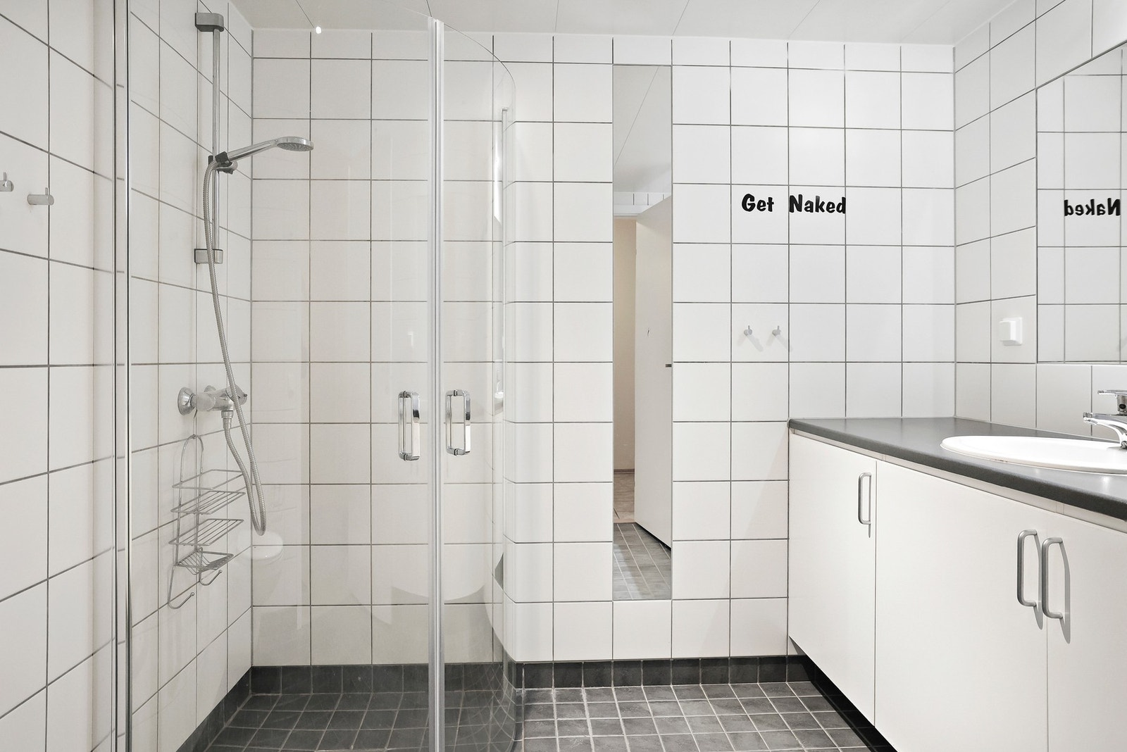 Badet har fliser på veggene og gulvet er flislagt og har elektriske varmekabler. Galleribilde