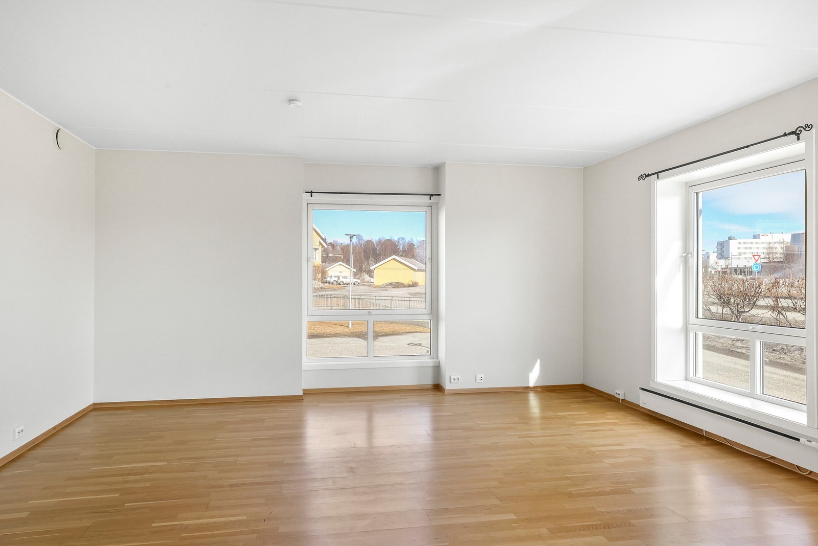 Stuen har gode vindusflater som slipper inn godt med naturlig lys. Galleribilde