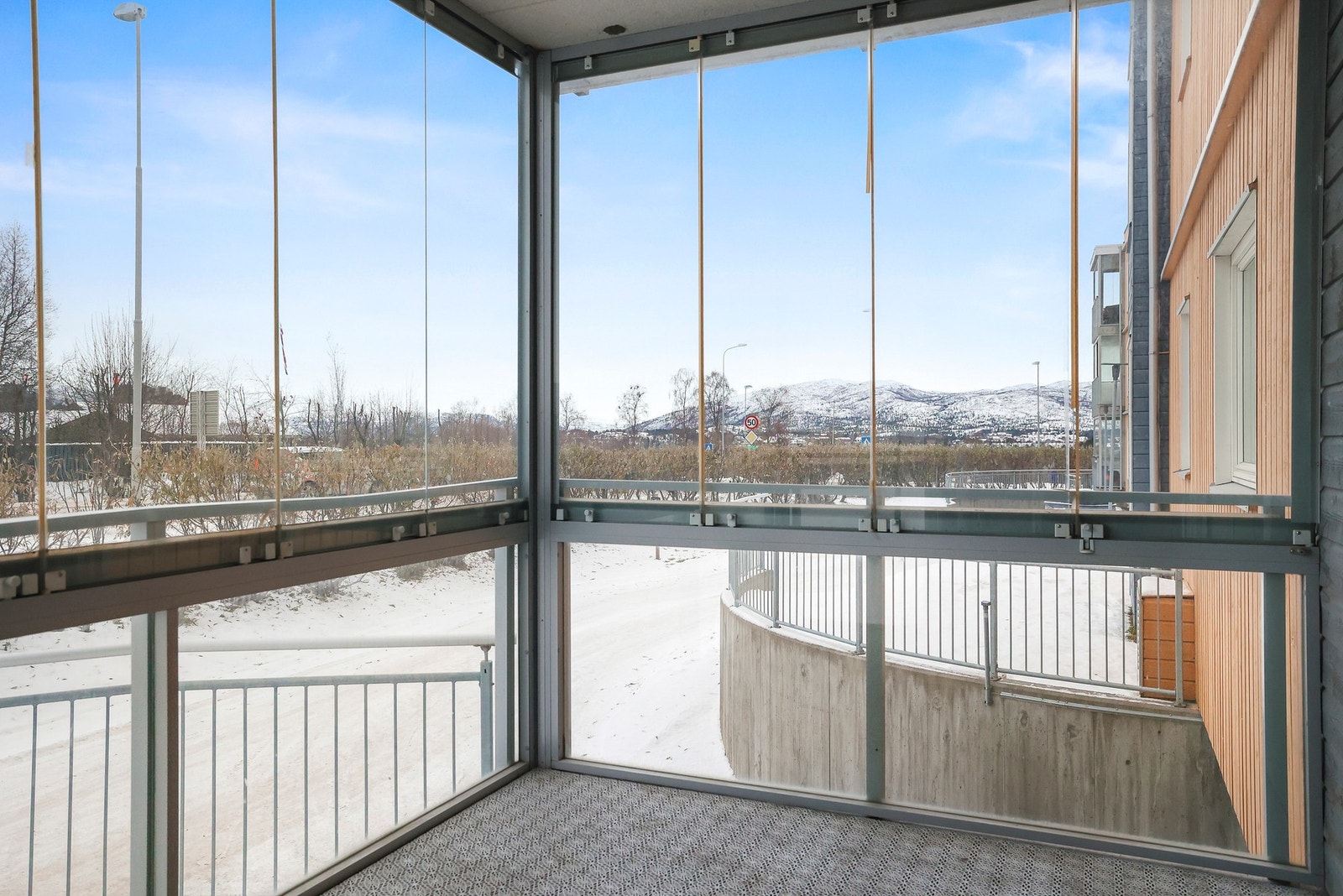Balkongen fungerer utmerket som en forlengelse av stuen, og kan brukes hele året rundt. Galleribilde